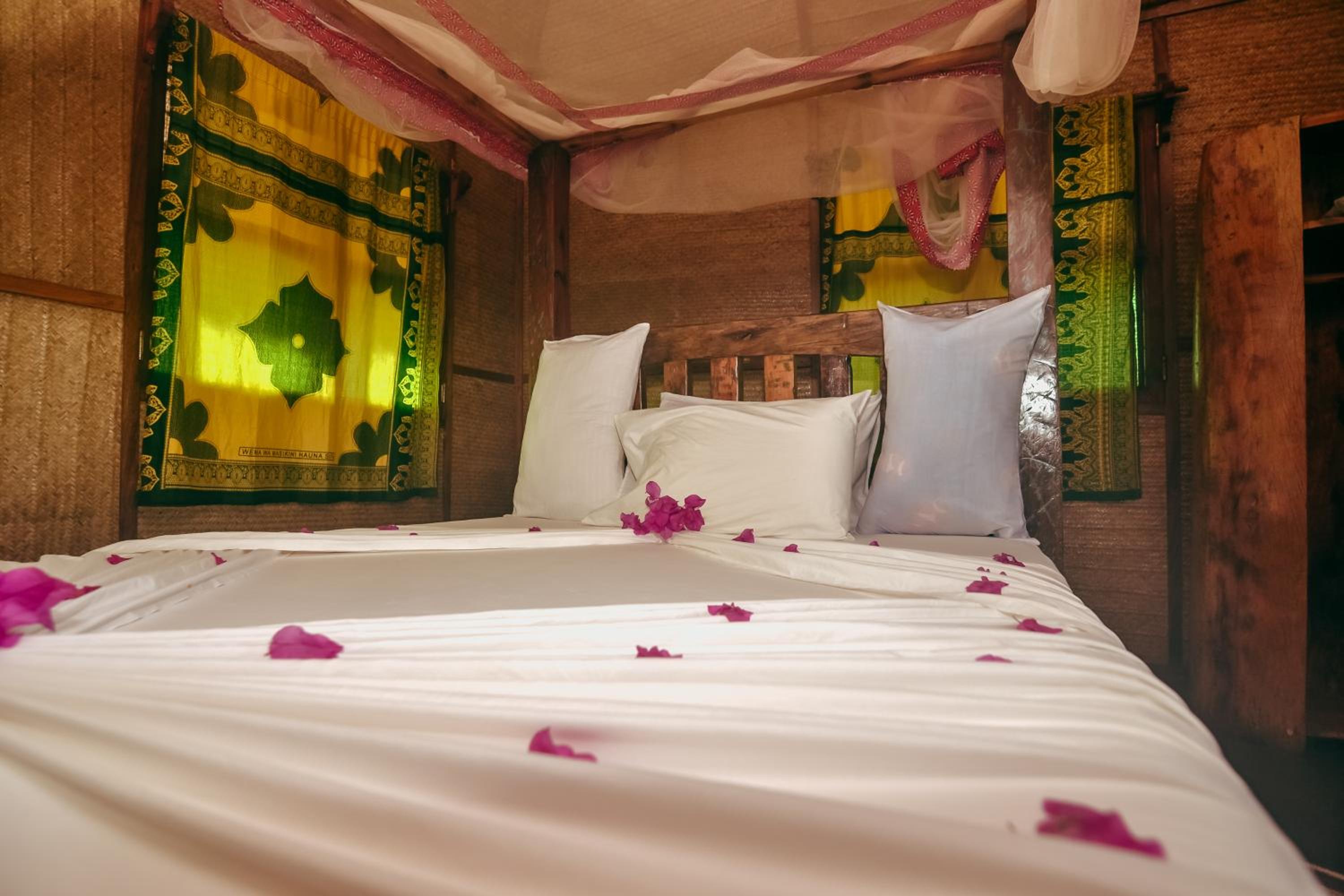 Budget double room in sharing Bungalow photo 3