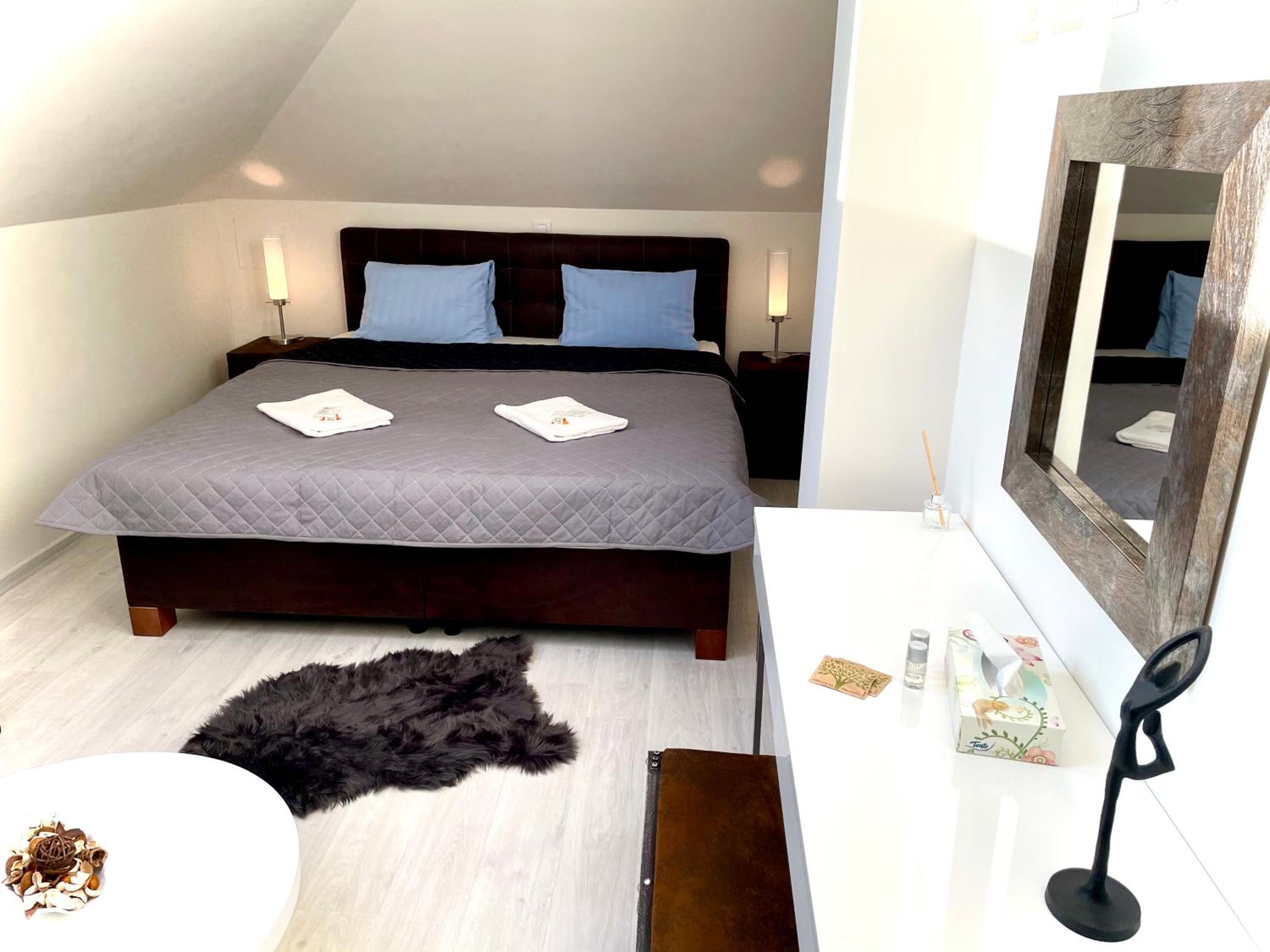 Deluxe King Room - Photo 2