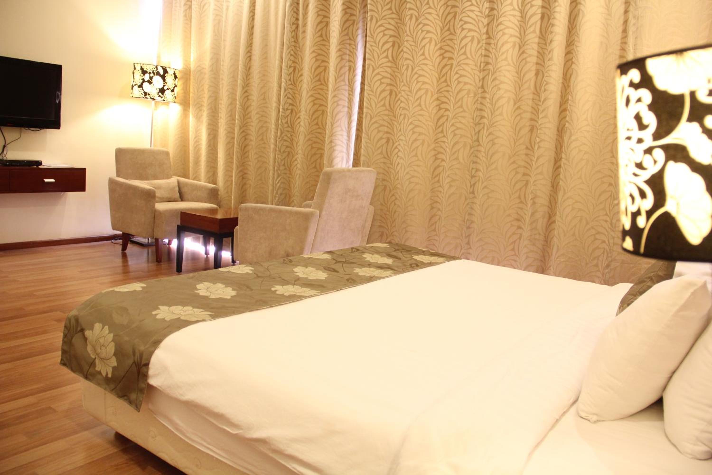 Suite - Photo 1