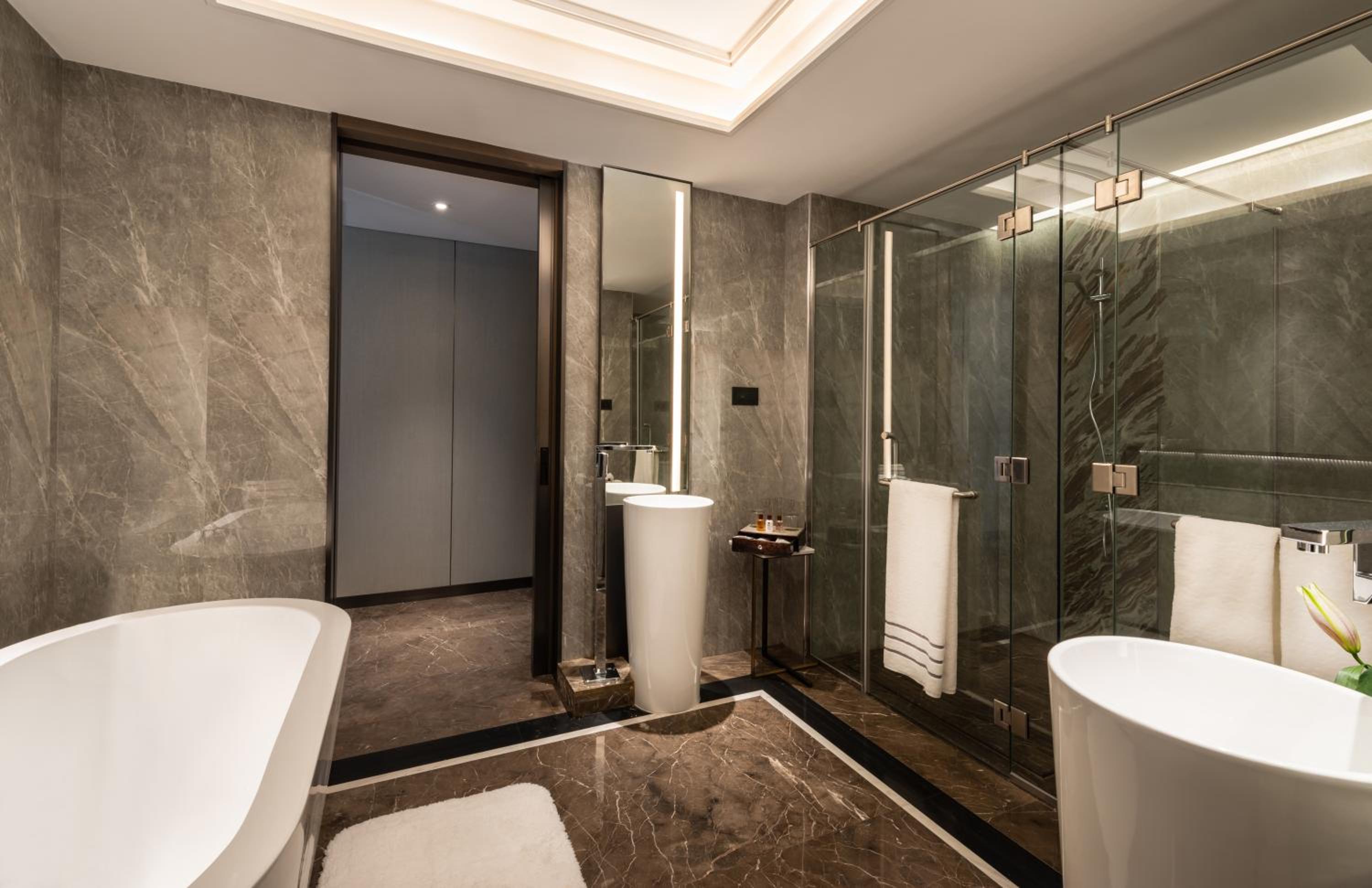 Grand Deluxe Room - Photo 7