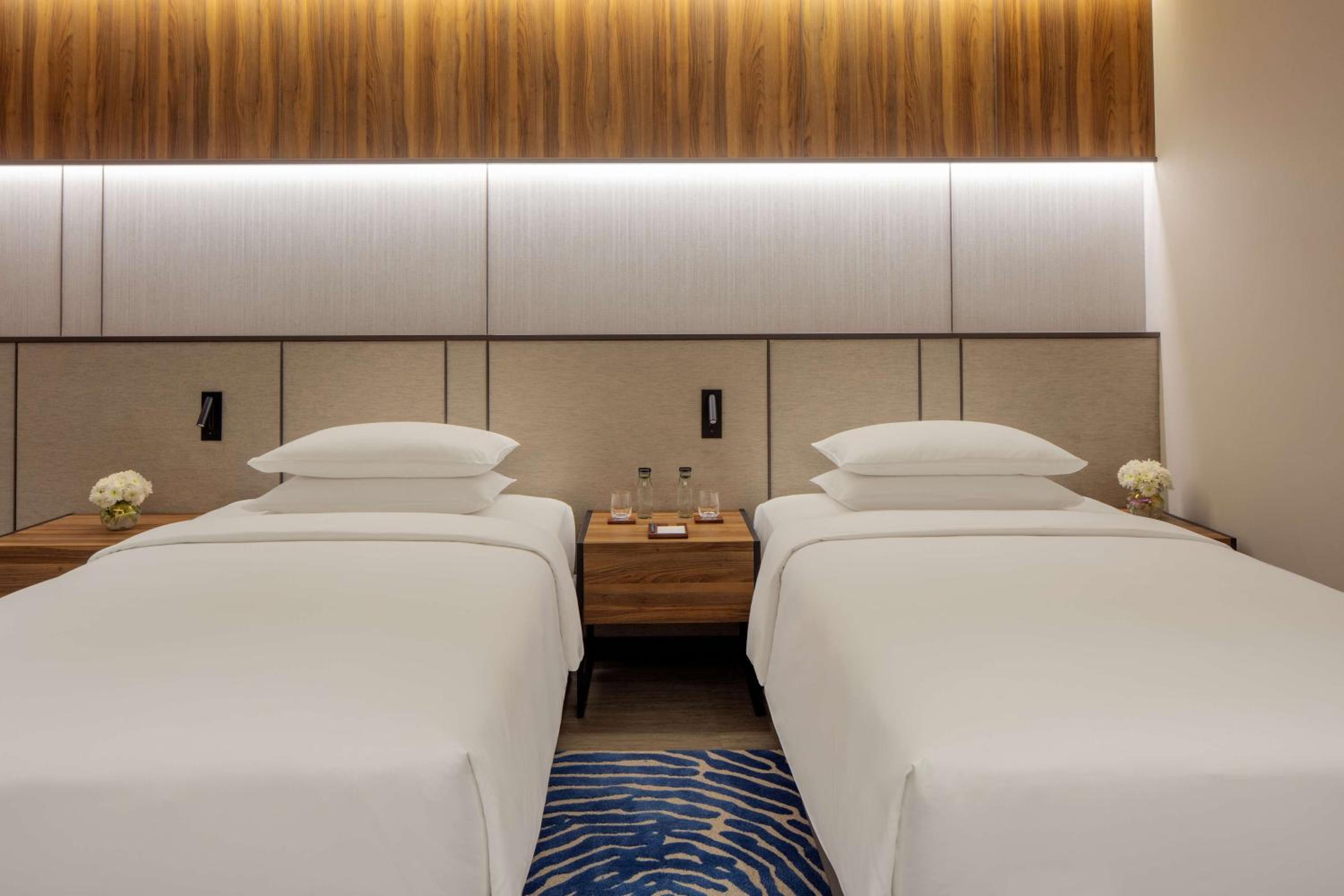 Twin Room - Club Access - Photo 1