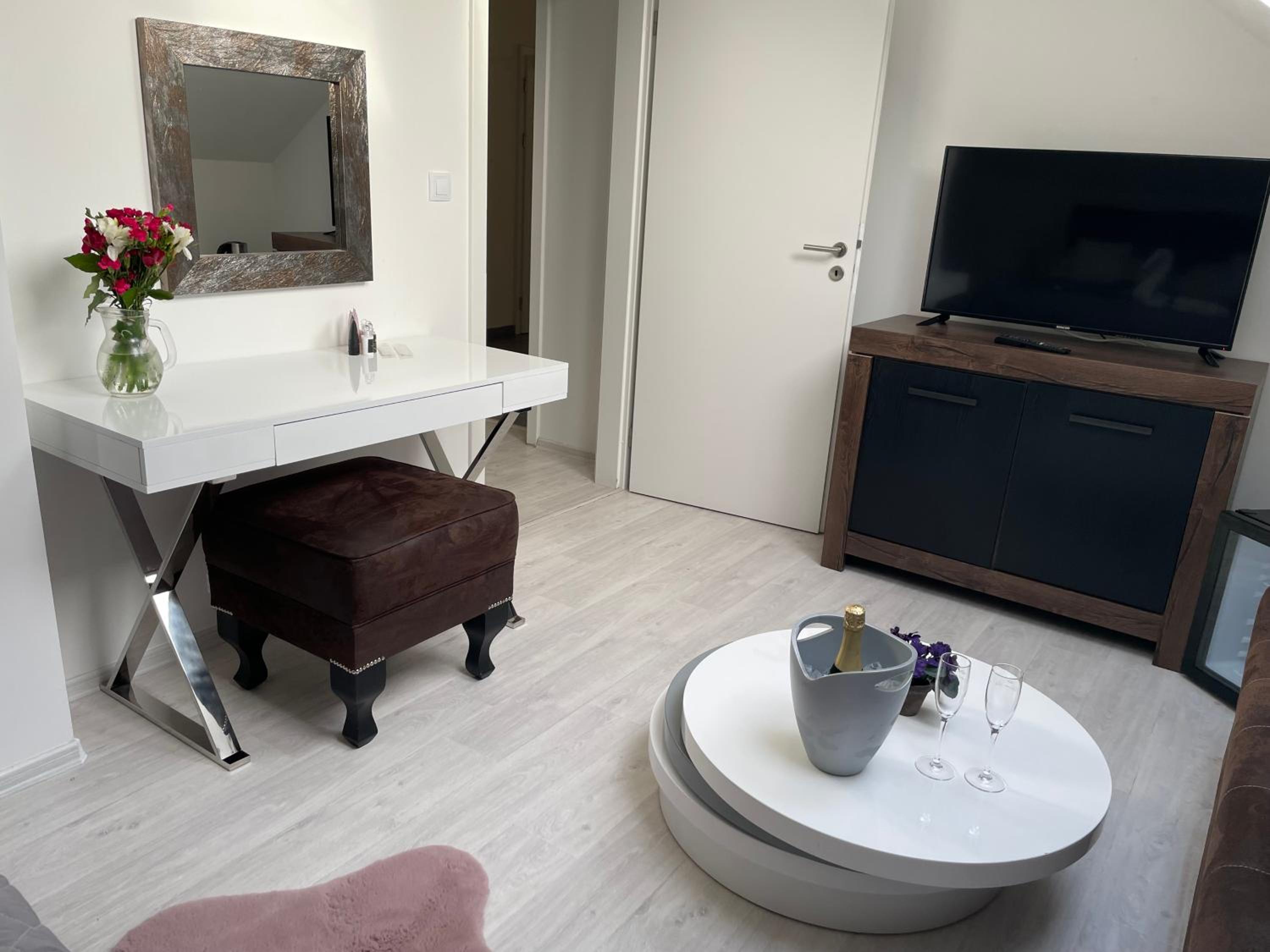 Deluxe King Room - Photo 4