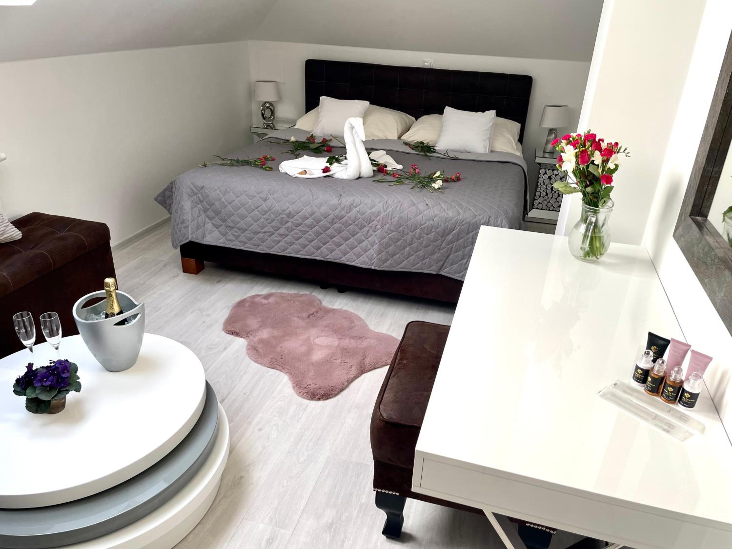 Deluxe King Room - Photo 8