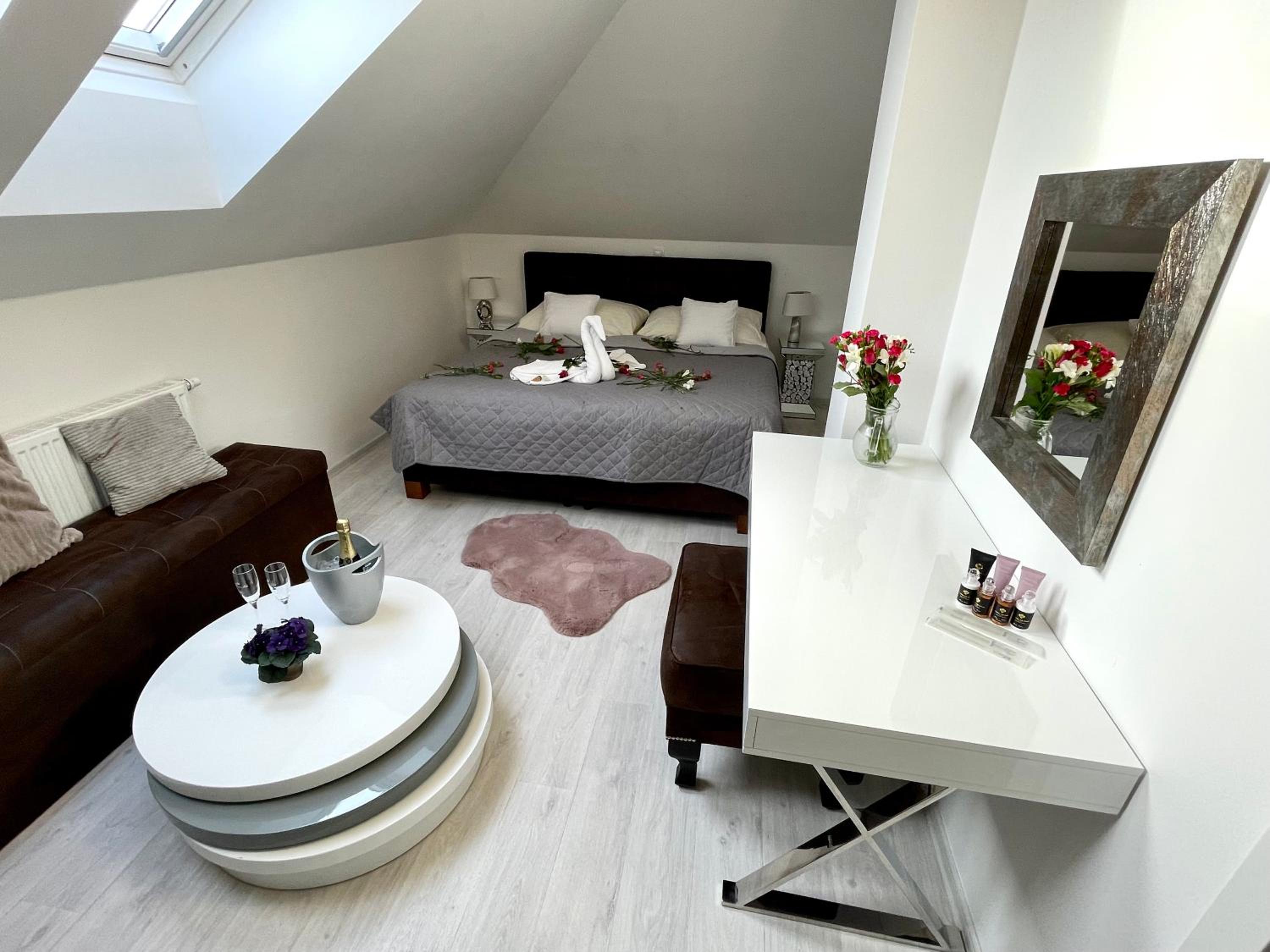 Deluxe King Room - Photo 1