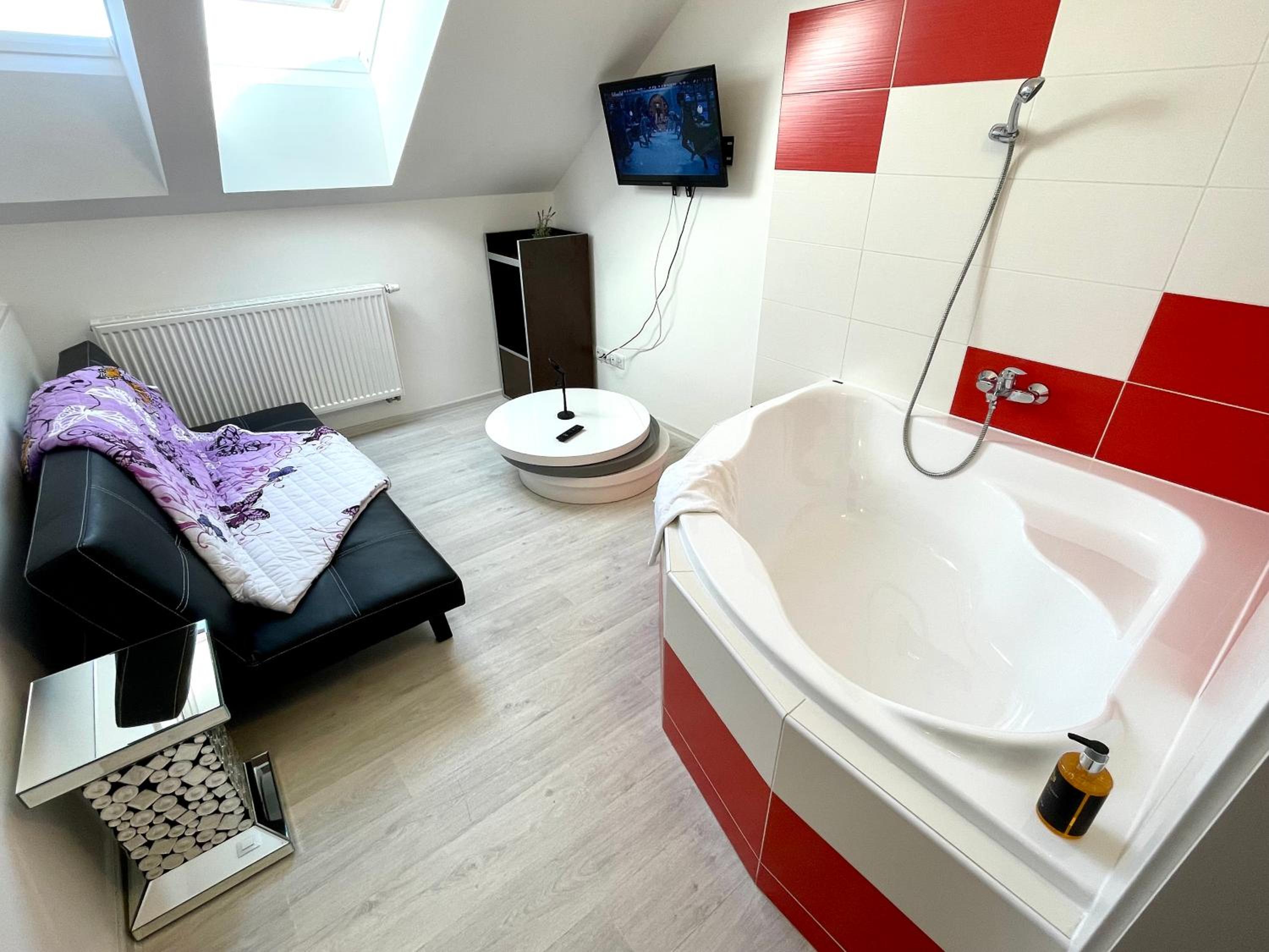 Deluxe Double Room with Bath - Photo 5