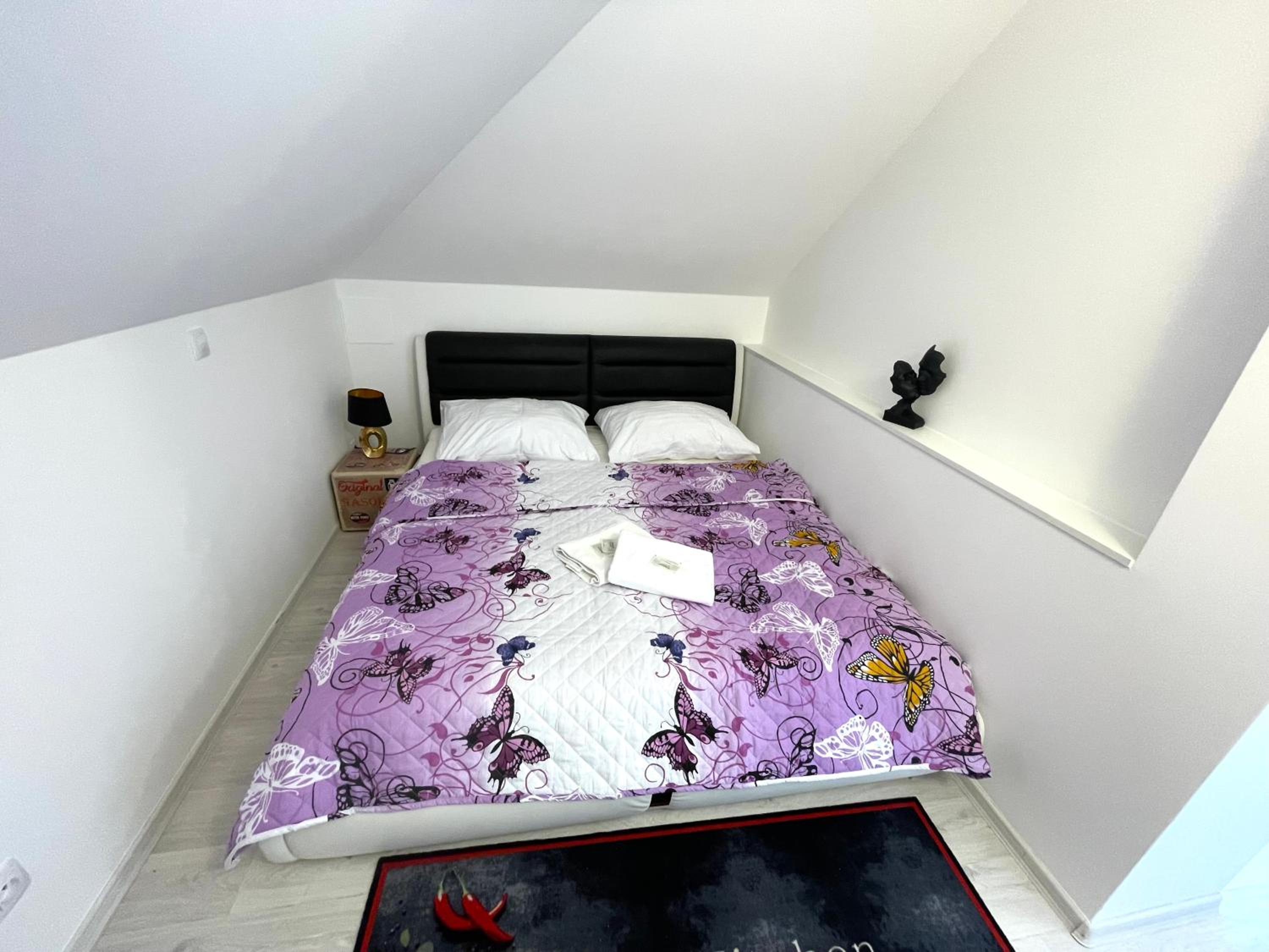 Deluxe Double Room with Bath - Photo 4