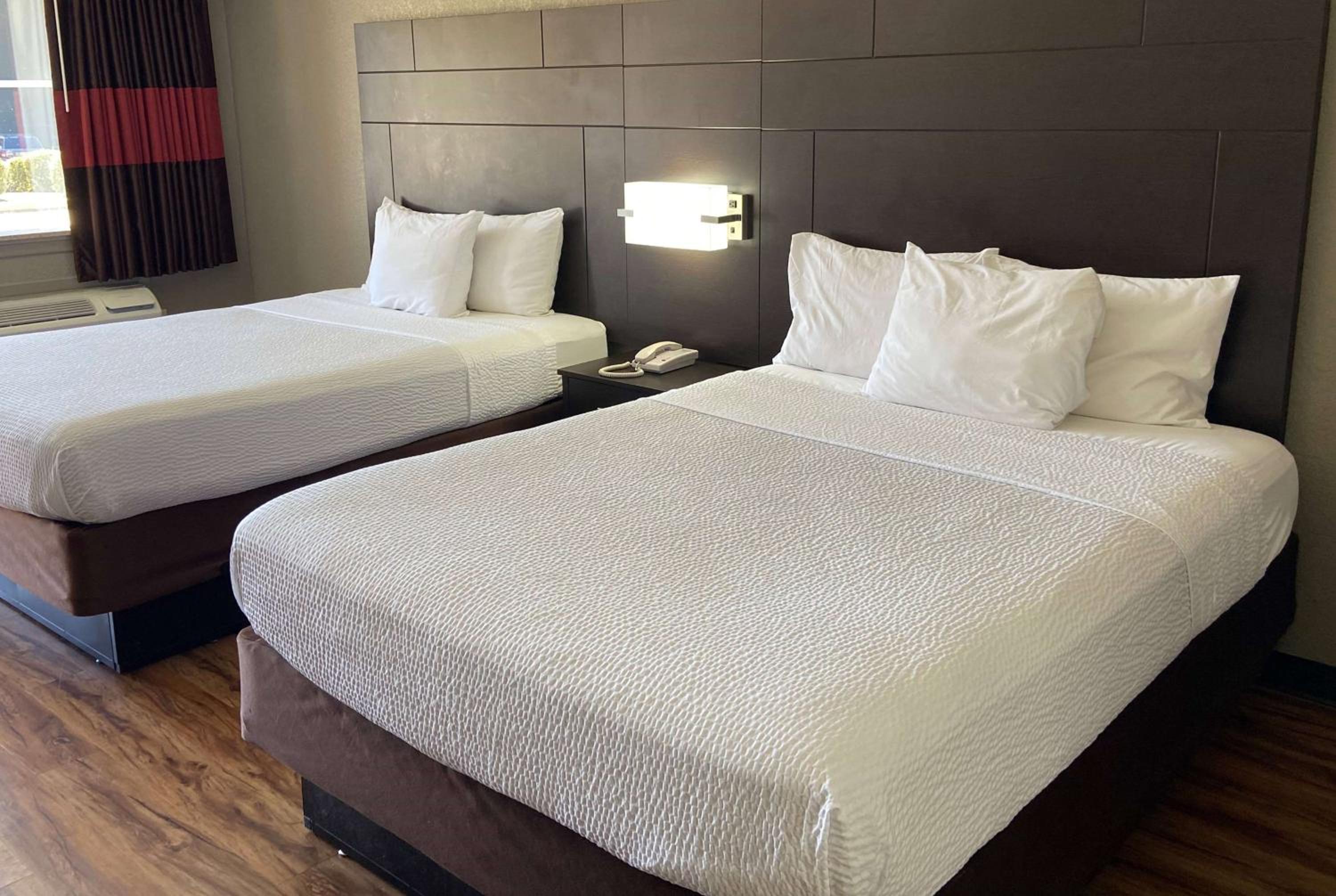 Queen Room with Two Queen Beds - Non-Smoking - Photo 2