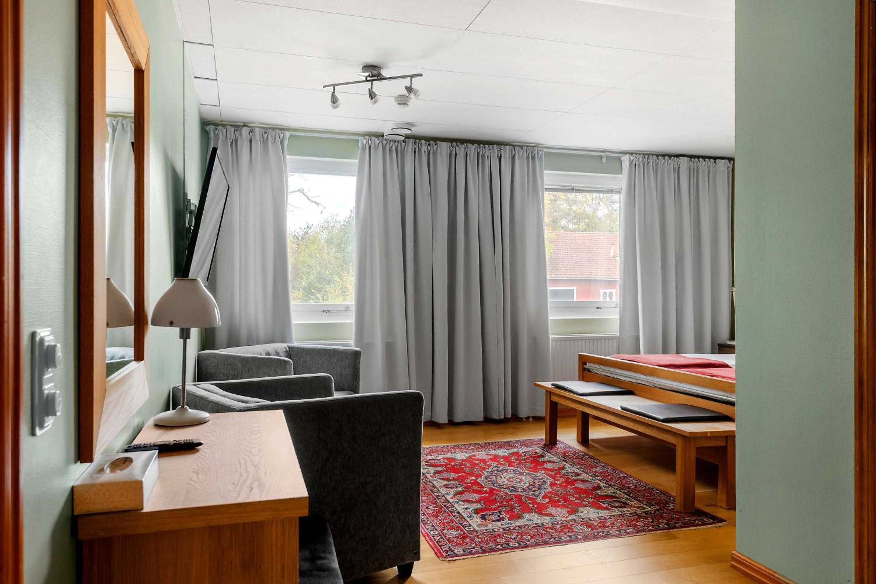 Deluxe King Room with Jetted Tub - Photo 2