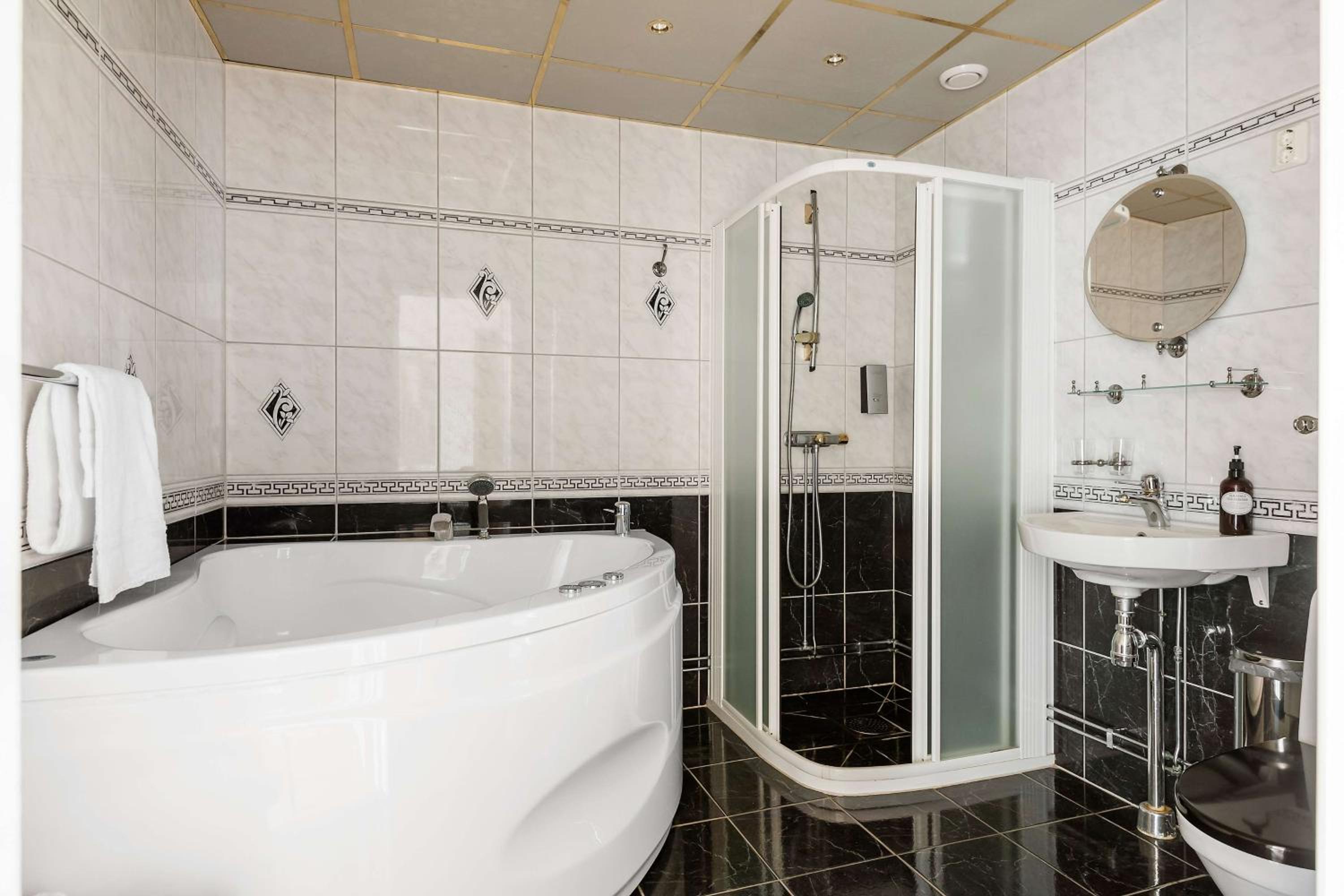 Deluxe King Room with Jetted Tub - Photo 4