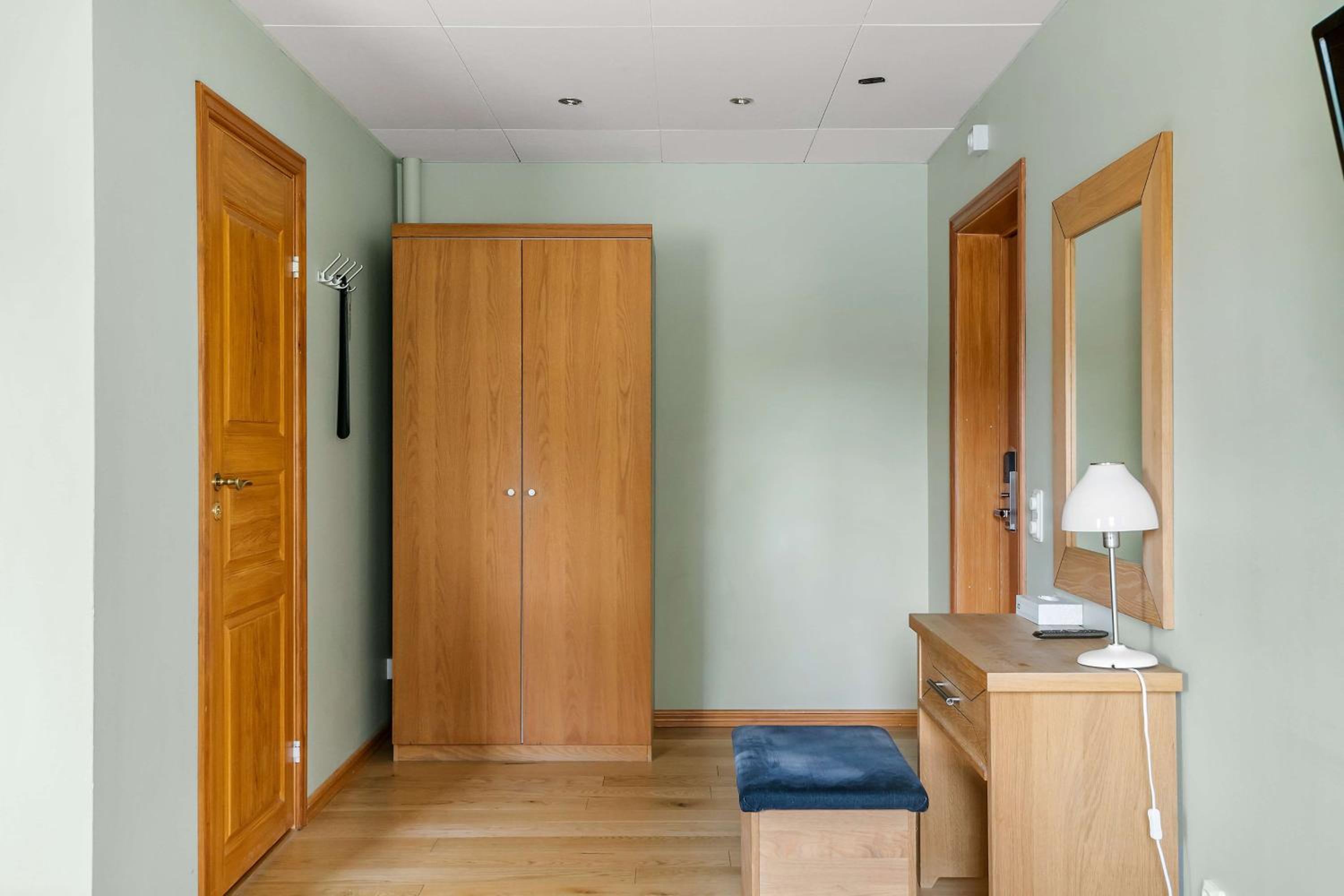Deluxe King Room with Jetted Tub - Photo 3