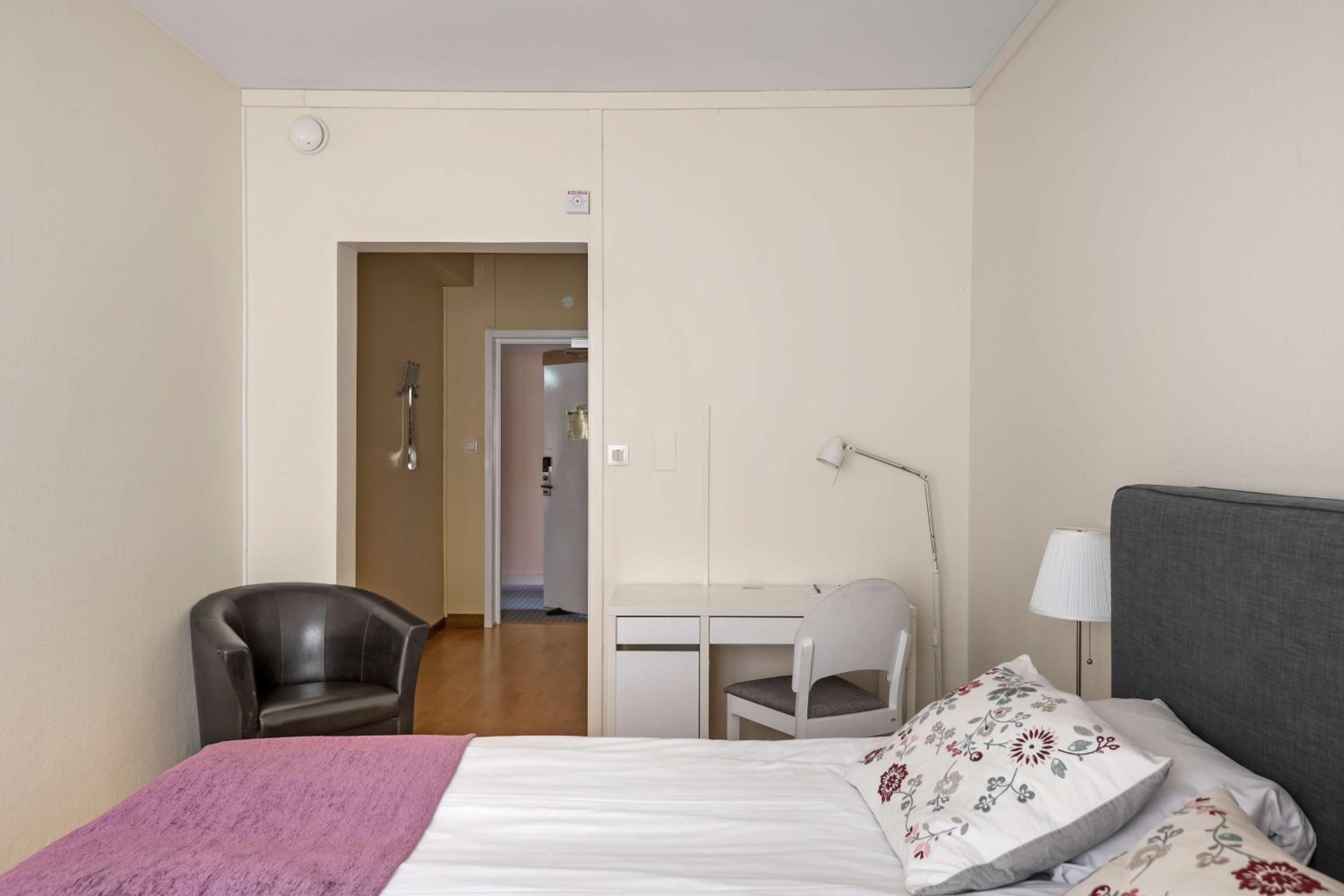 Twin Room - Photo 5