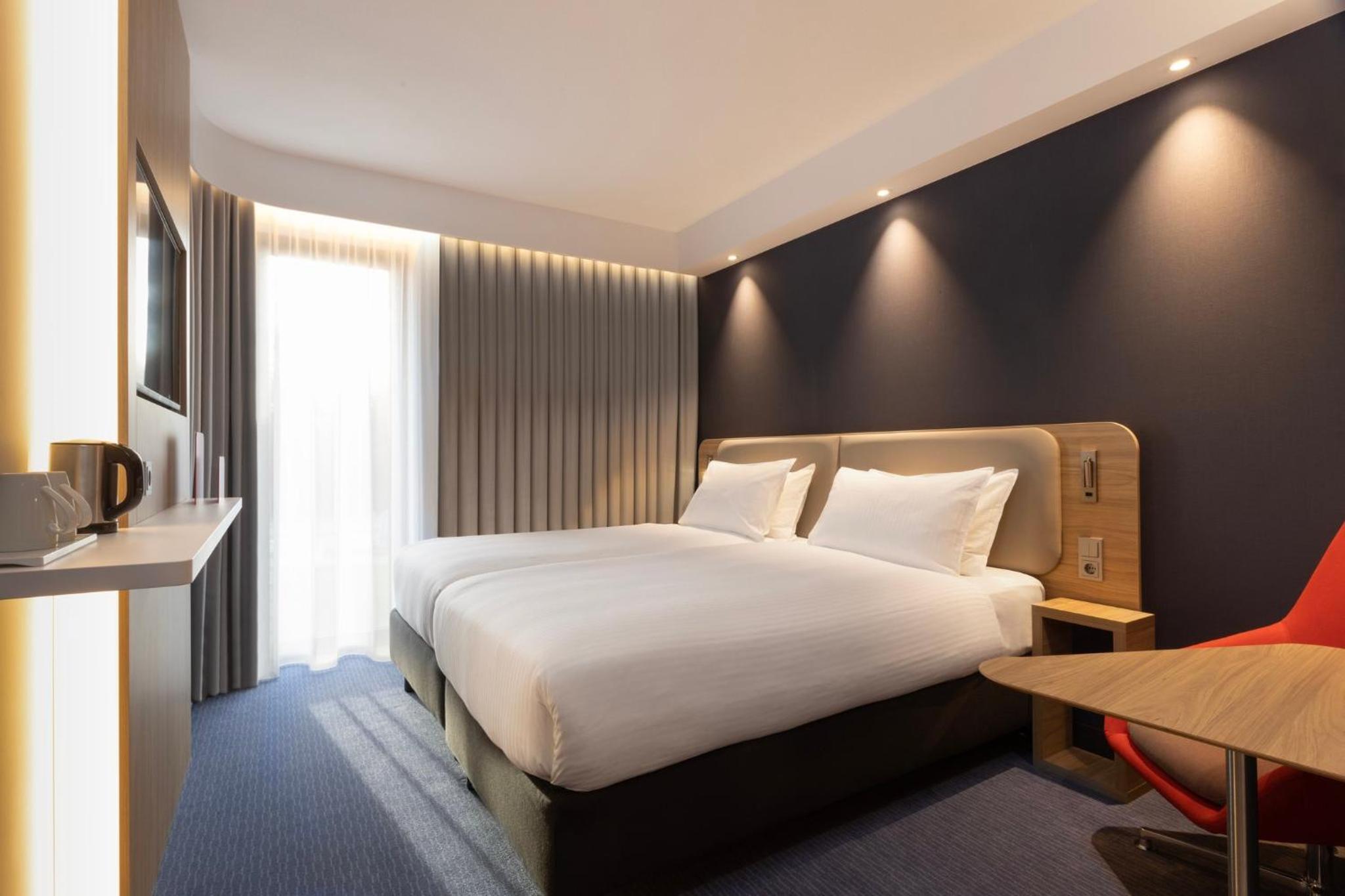 Standard Twin Room - Photo 8