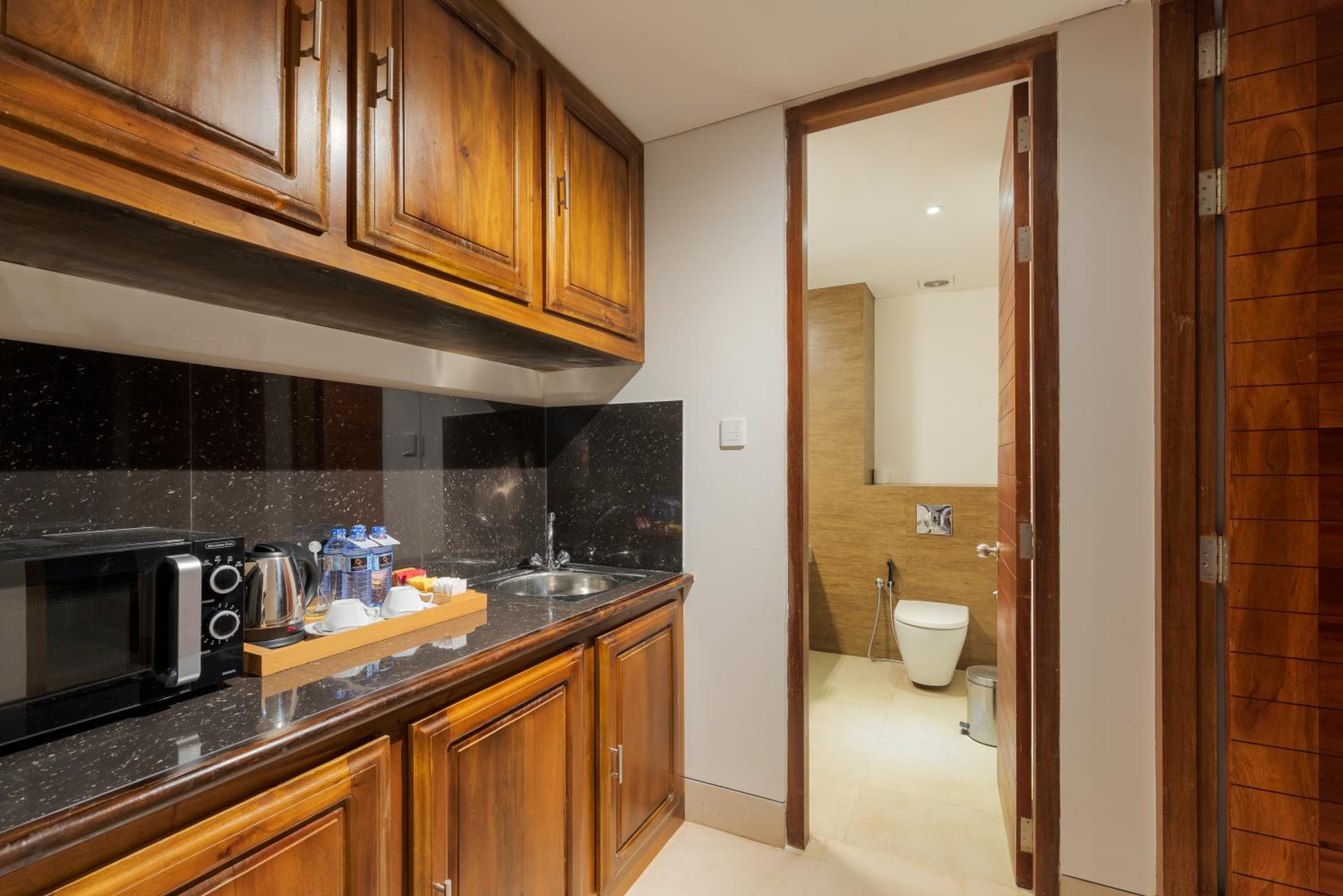 Executive Suite - Photo 3