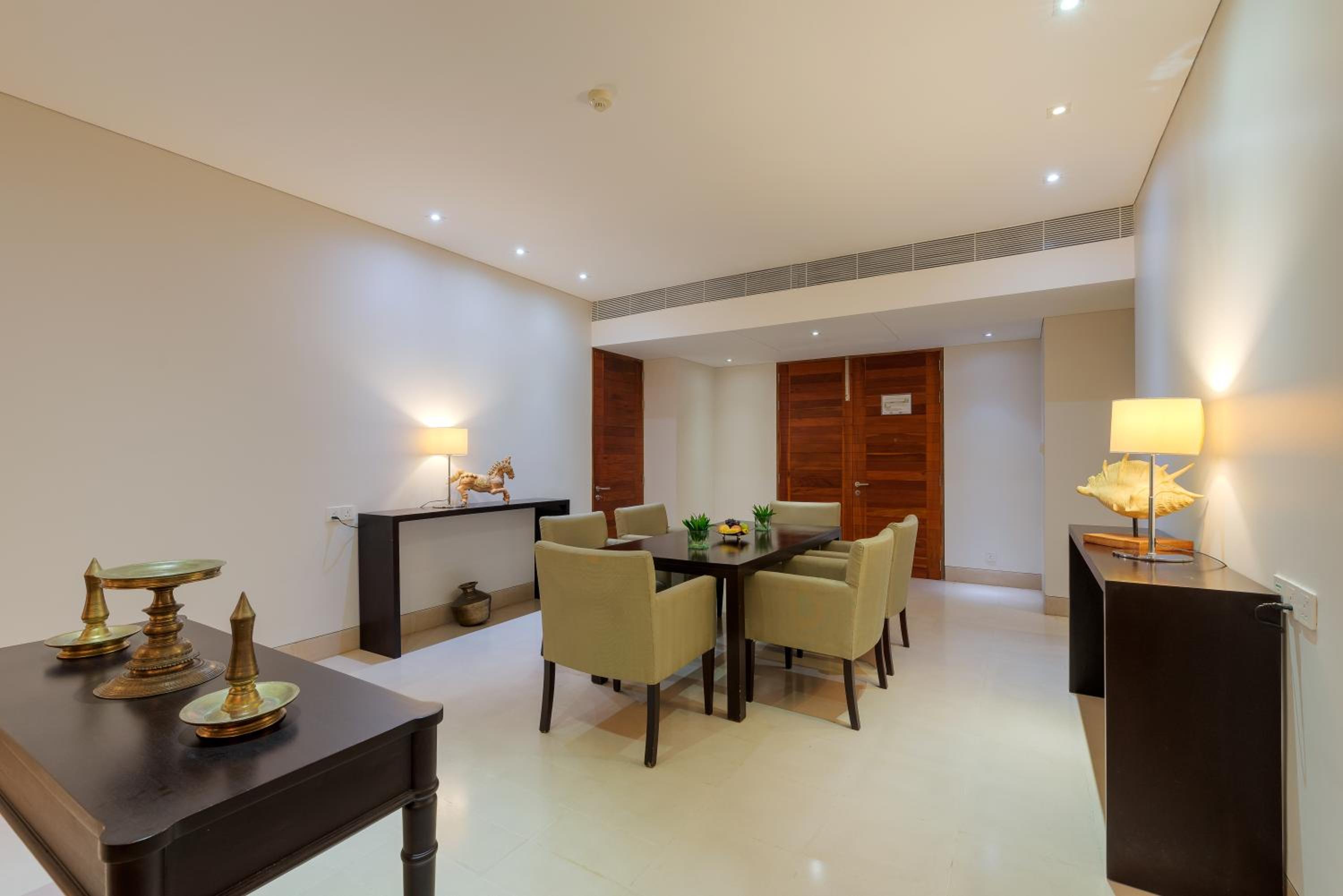 Executive Suite - Photo 2