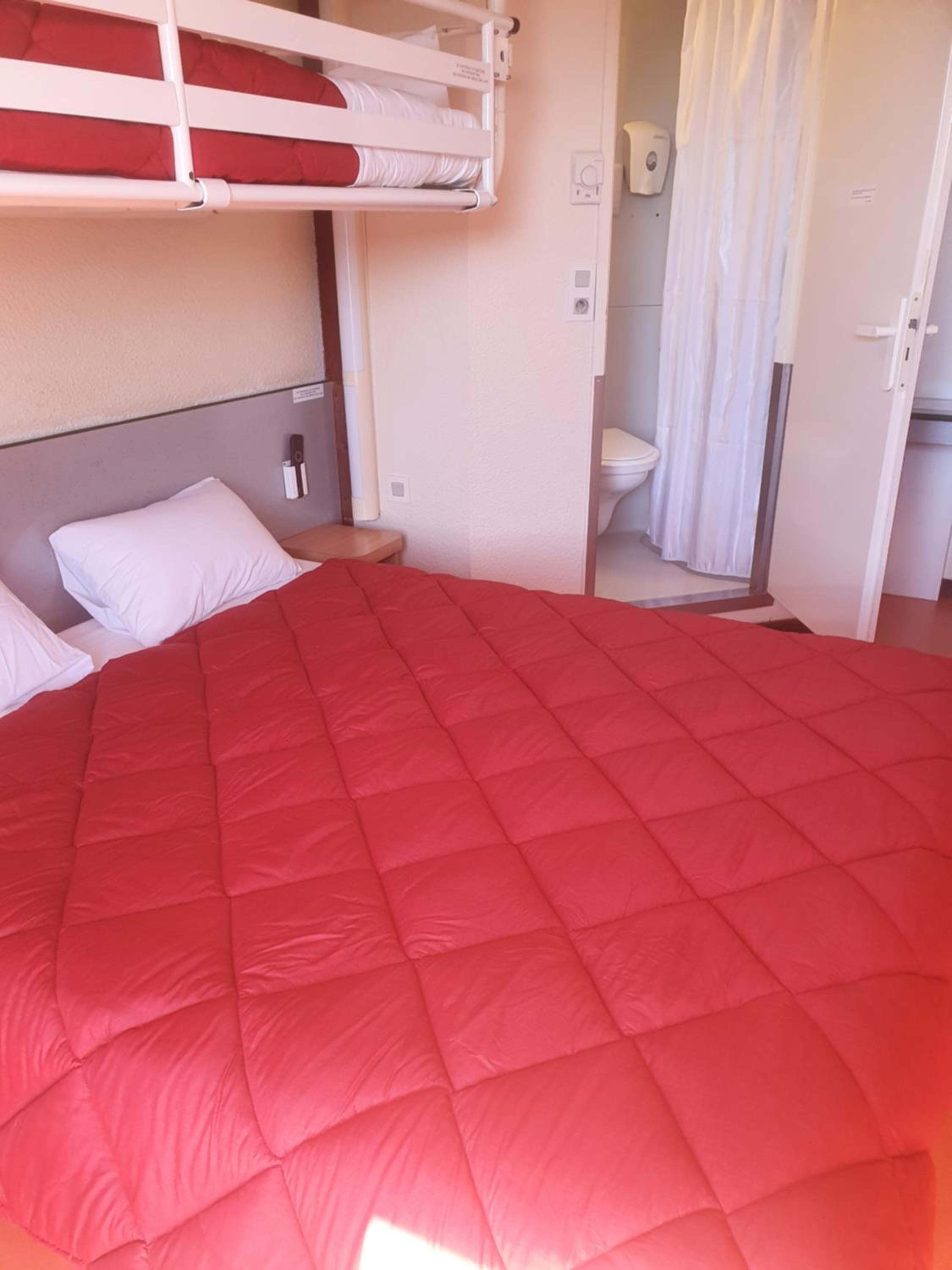 Triple Room (1 Double Bed + 1 Single Bed) - Photo 1
