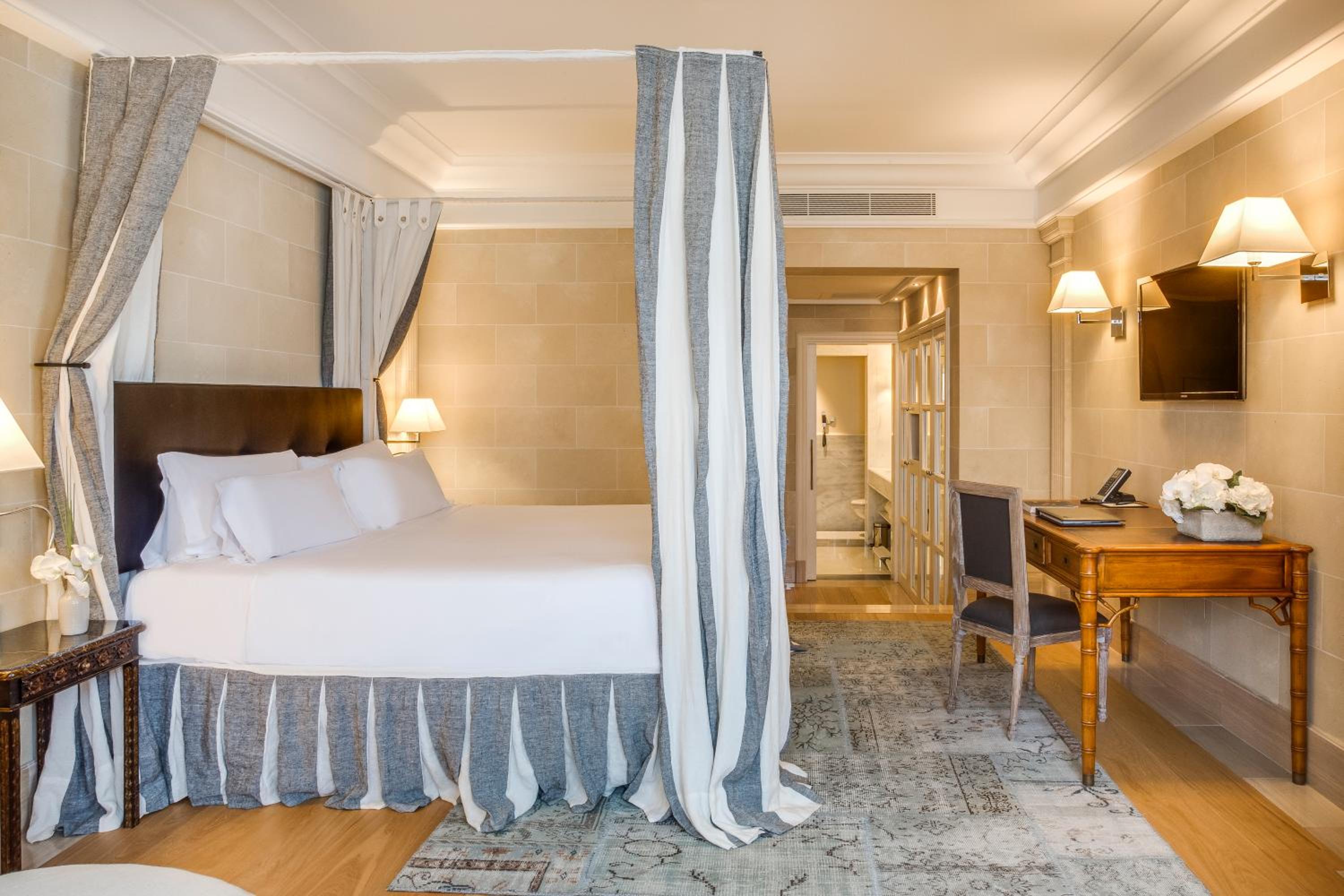 Junior Suite with City View