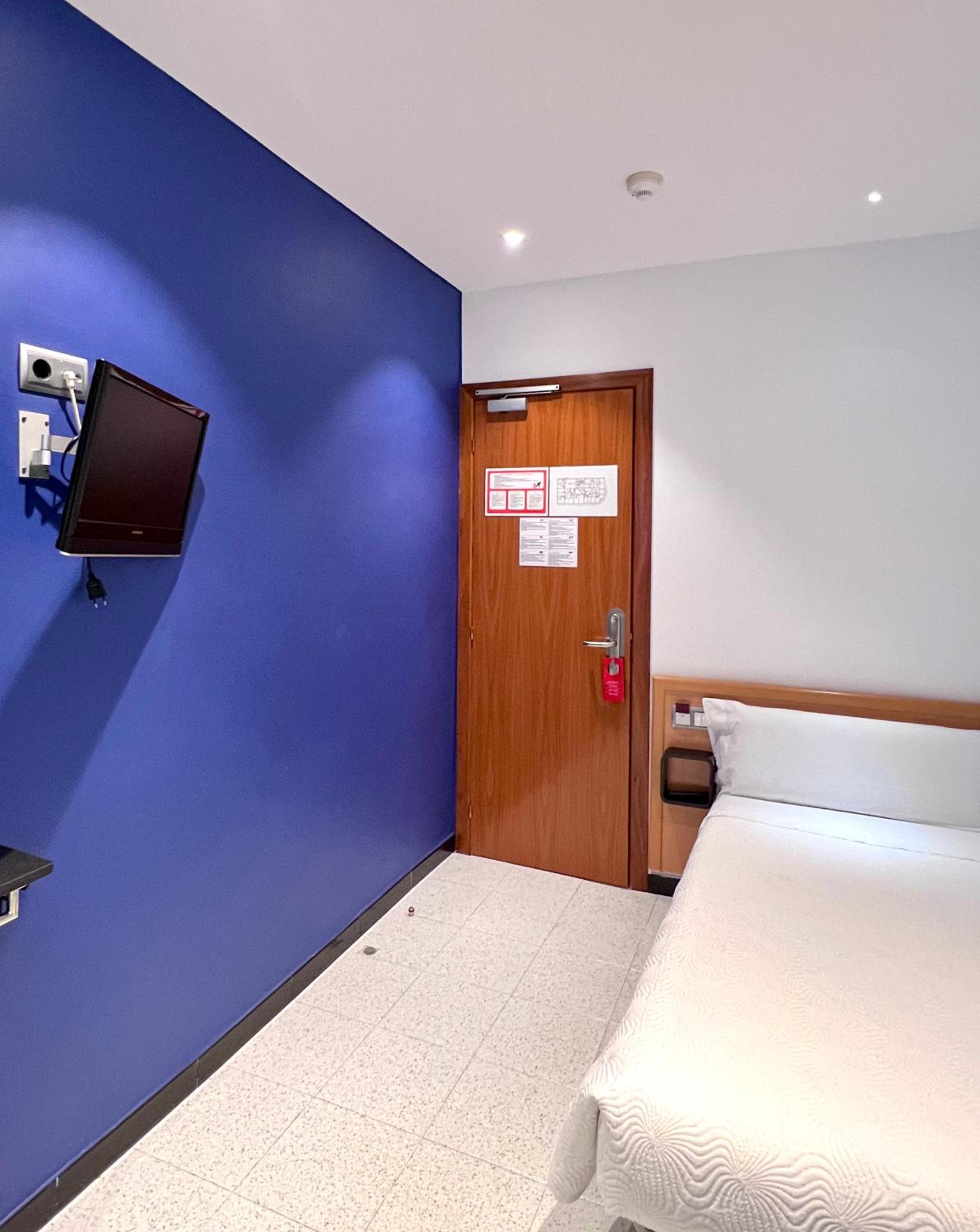 Single Room with Shared Bathroom photo 3