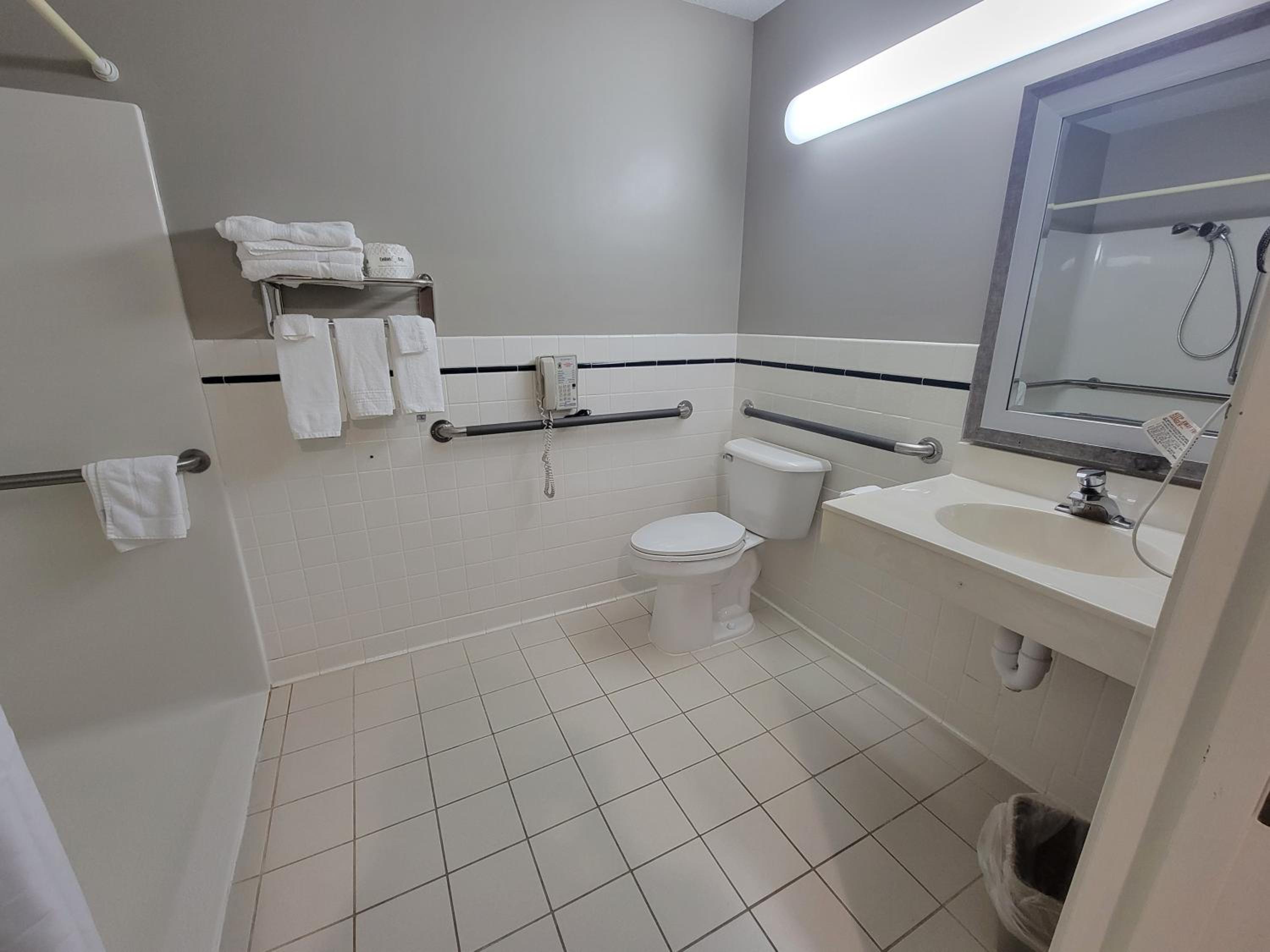 Queen Room with Two Queen Beds - Disability Access photo 2