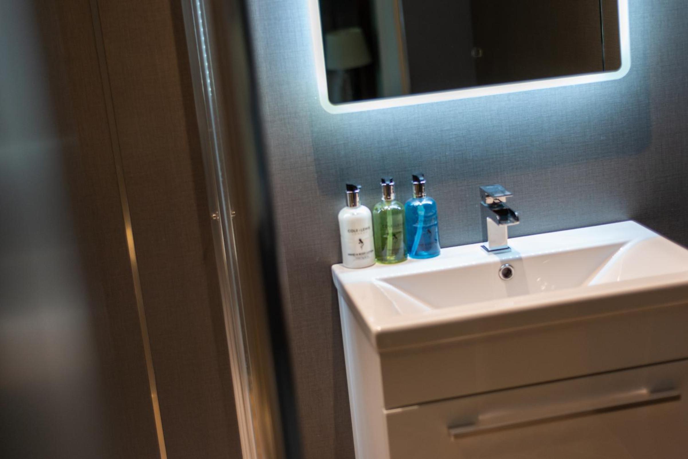 Deluxe Double Room with Shower  (2nd Floor)  - Photo 6
