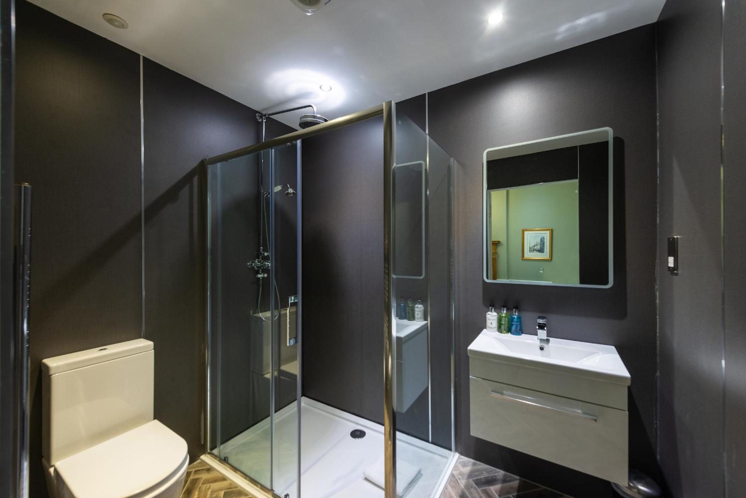 Deluxe Double Room with Shower  (2nd Floor)  - Photo 7