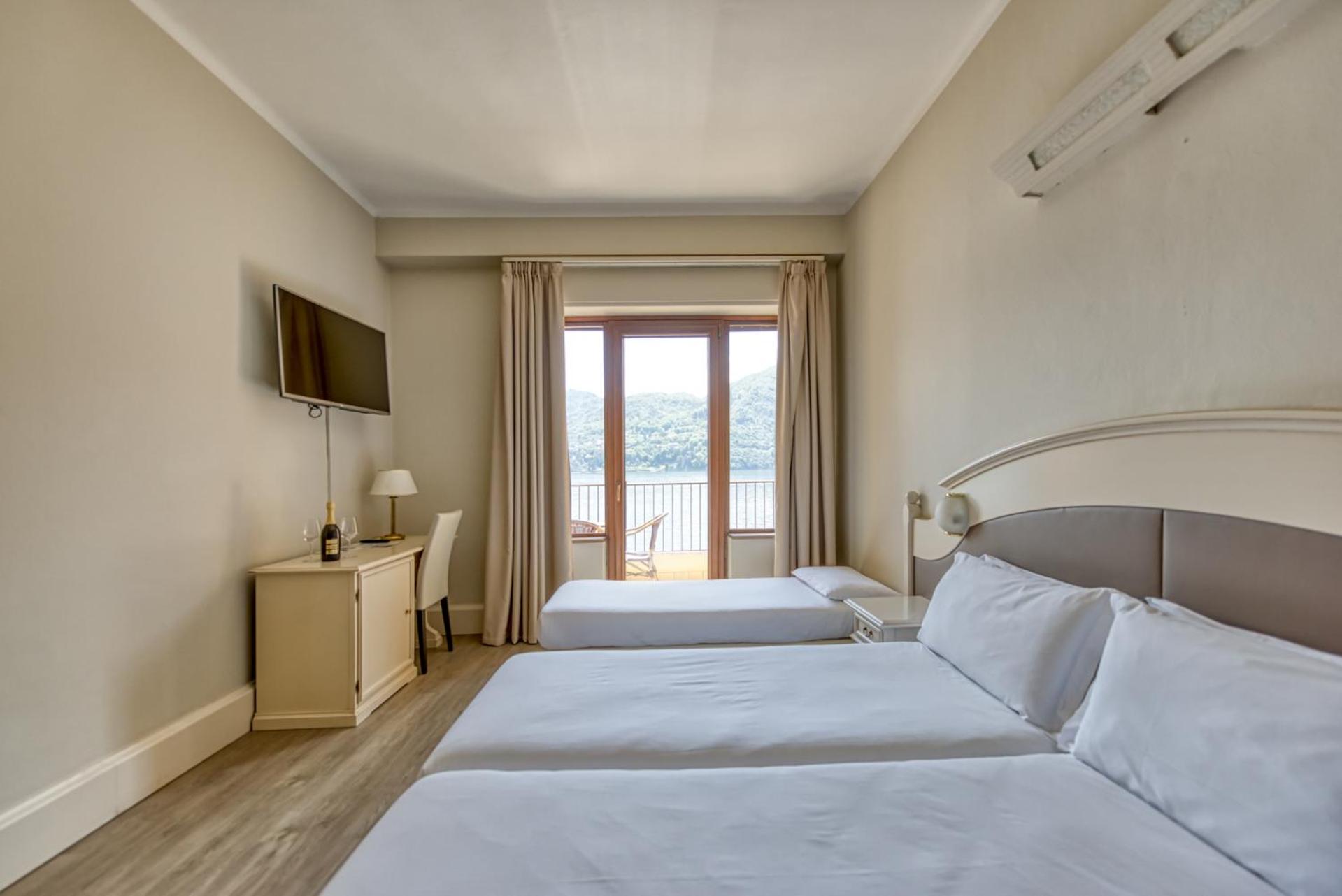 Triple Room with Lake View and Balcony - Photo 2