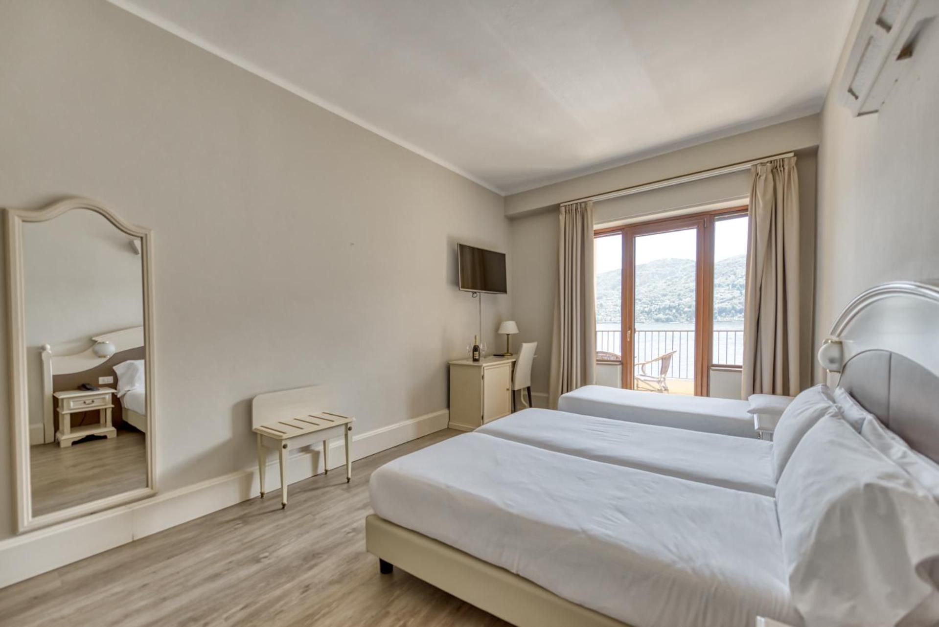Triple Room with Lake View and Balcony - Photo 11