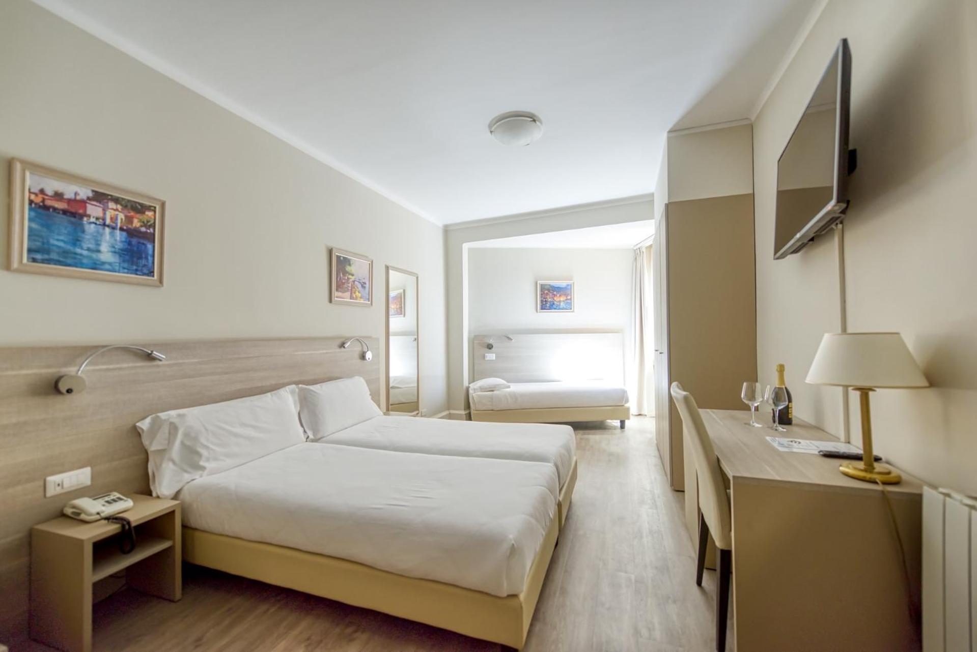 Triple Room with Lake View and Balcony - Photo 10