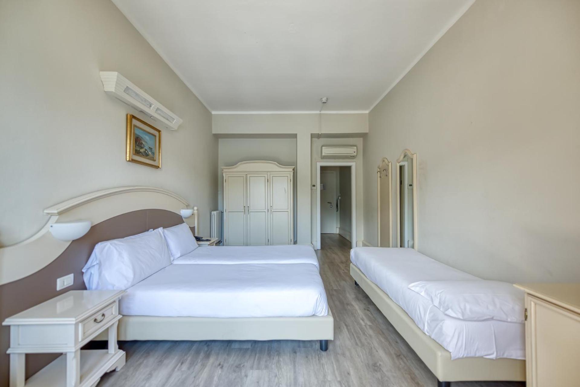 Triple Room with Lake View and Balcony - Photo 5