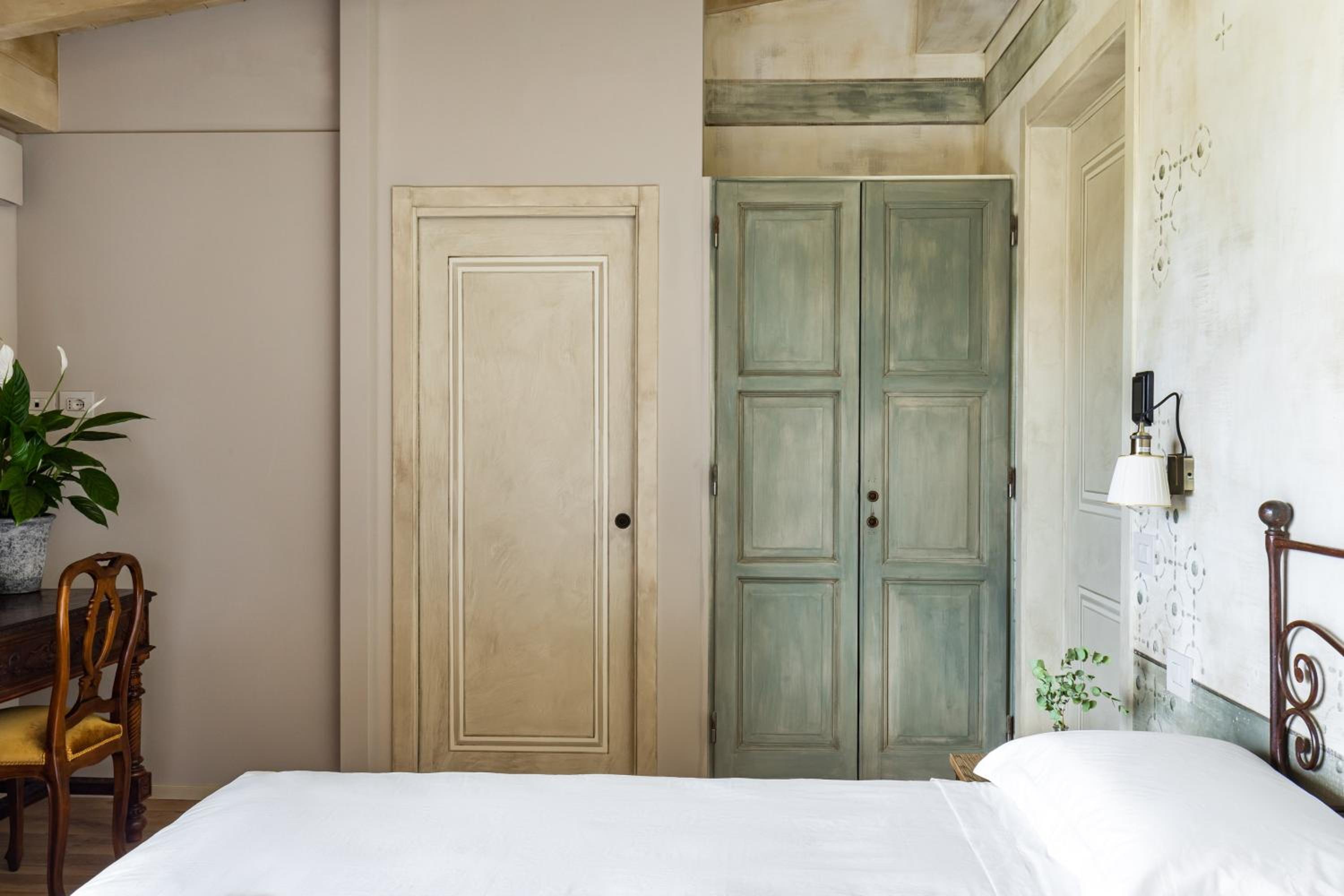 King Room with Balcony - Photo 4