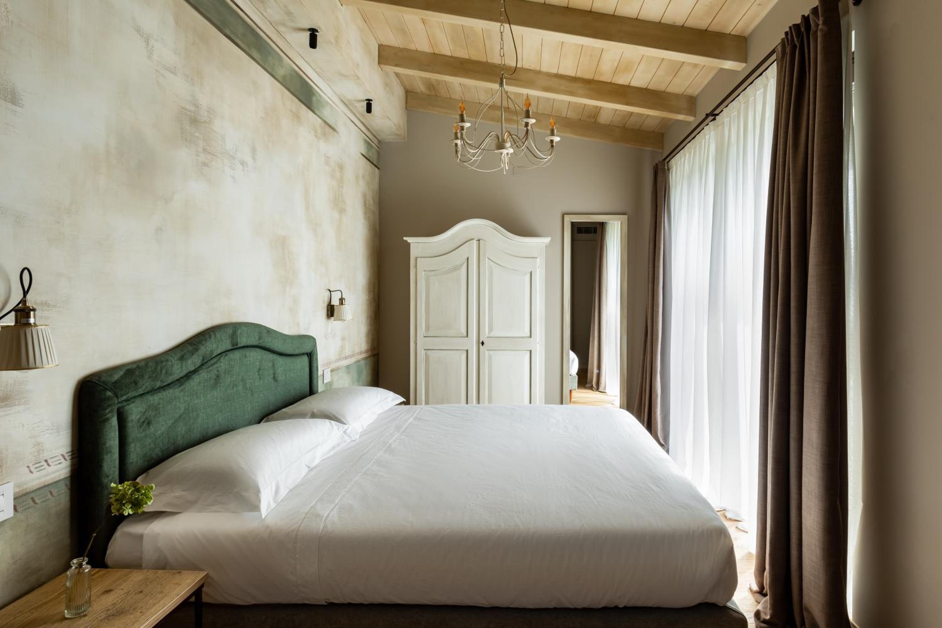 King Room with Balcony - Photo 3