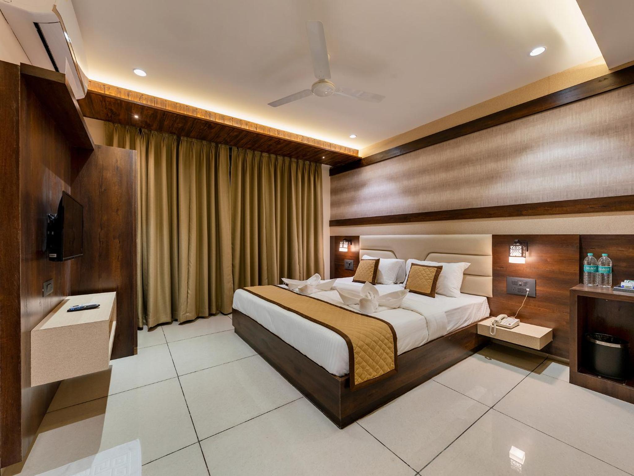 Deluxe Room - Photo 6