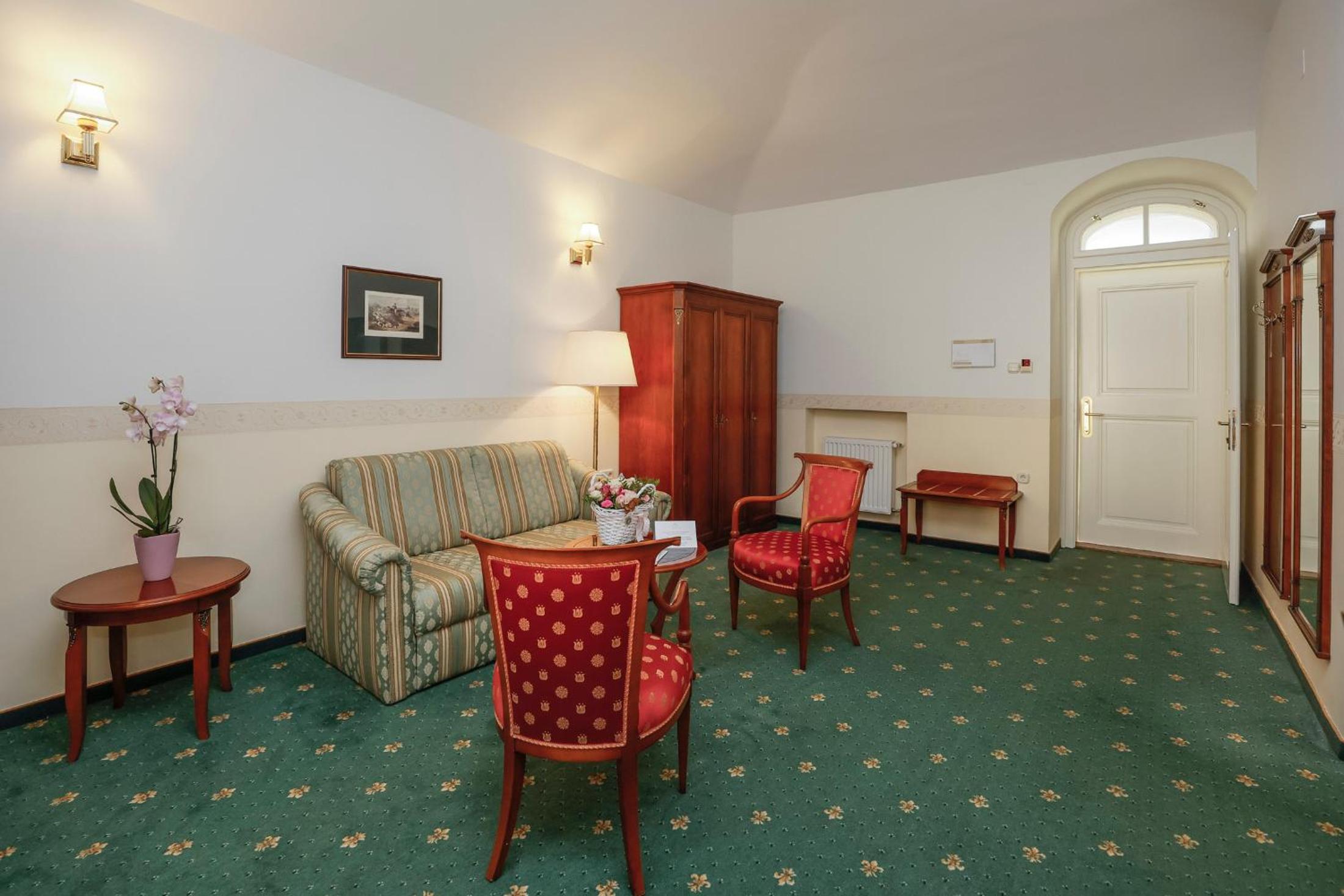Suite - Main Building - Photo 1