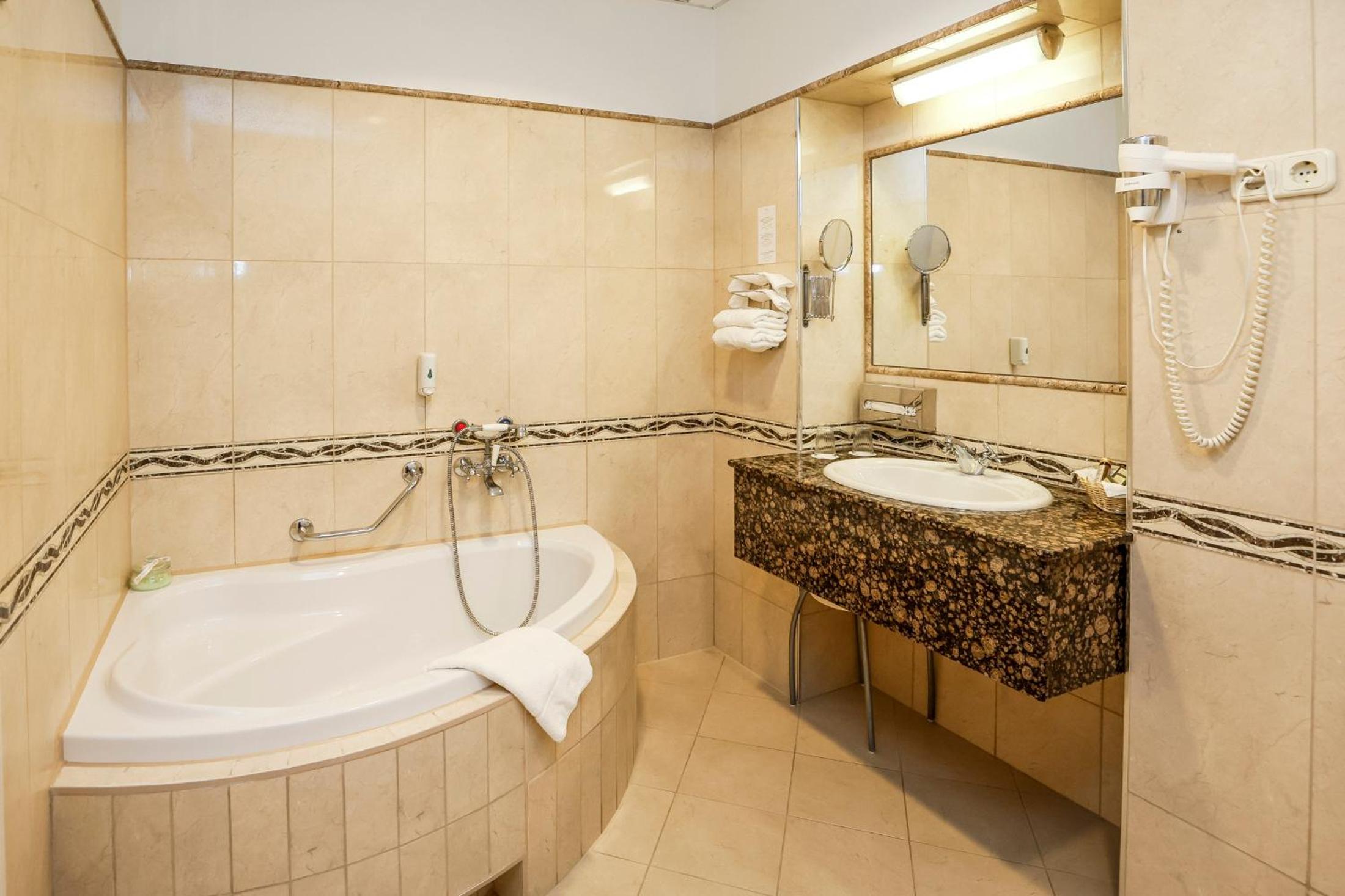 Suite - Main Building - Photo 2