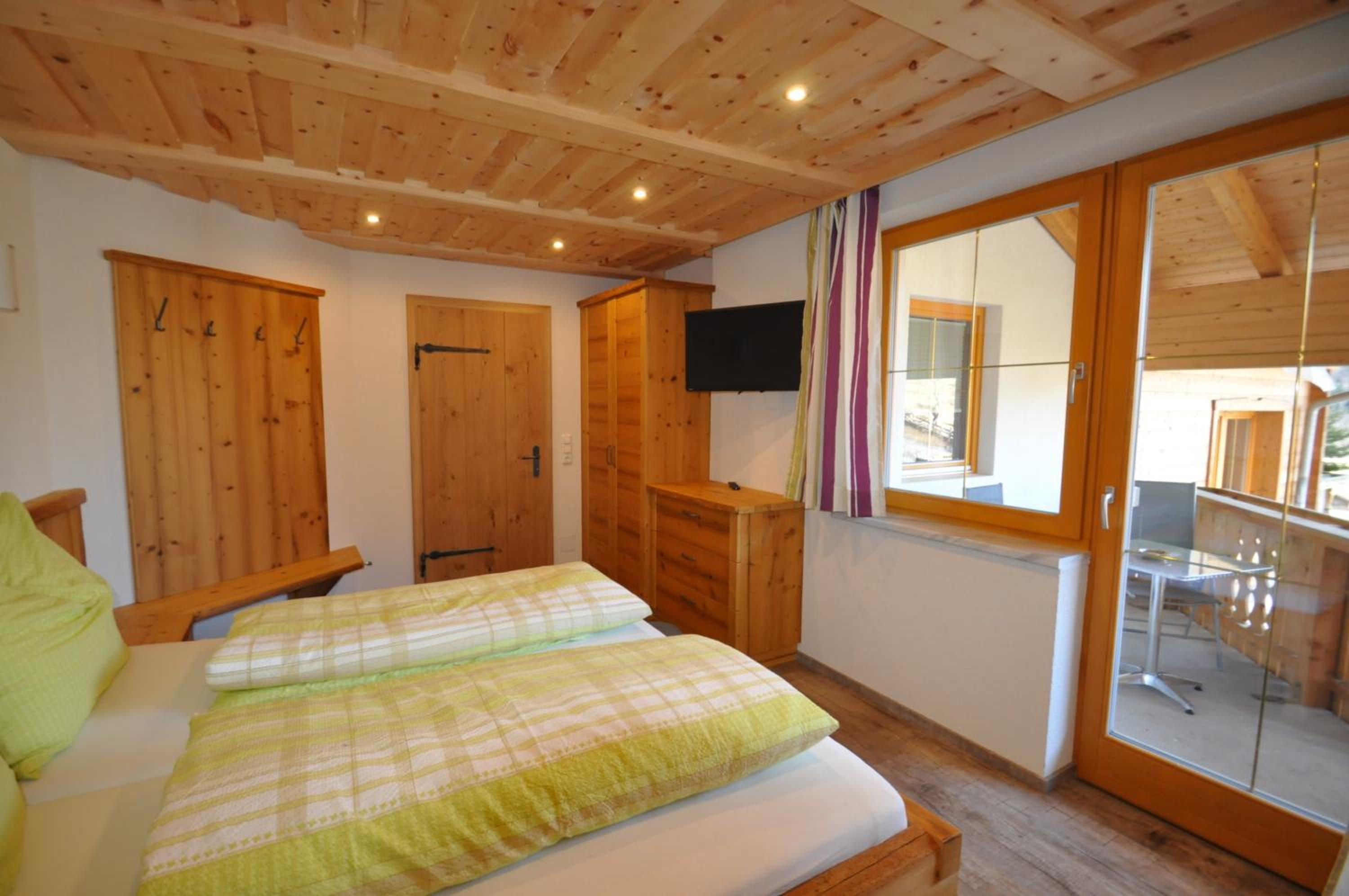 Three-Bedroom Apartment with Balcony photo 1