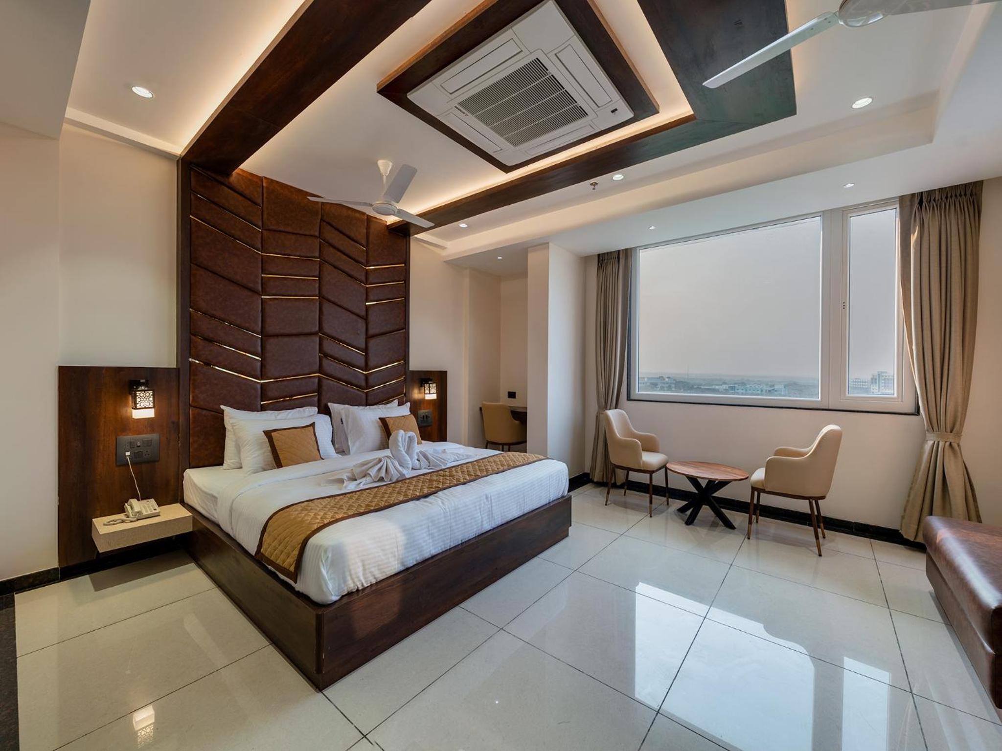 Suite - Photo 1