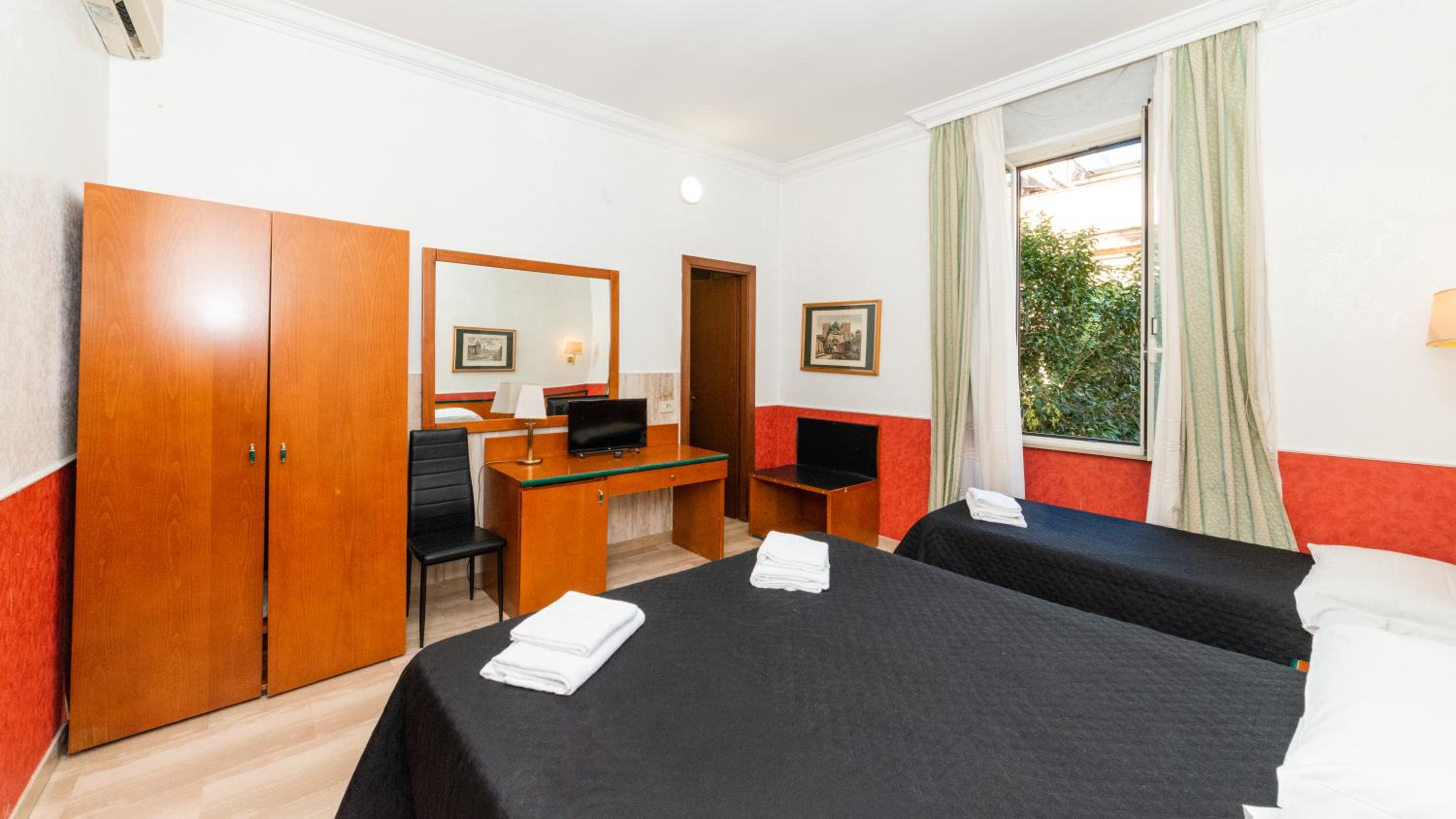Deluxe Double or Twin Room photo 3