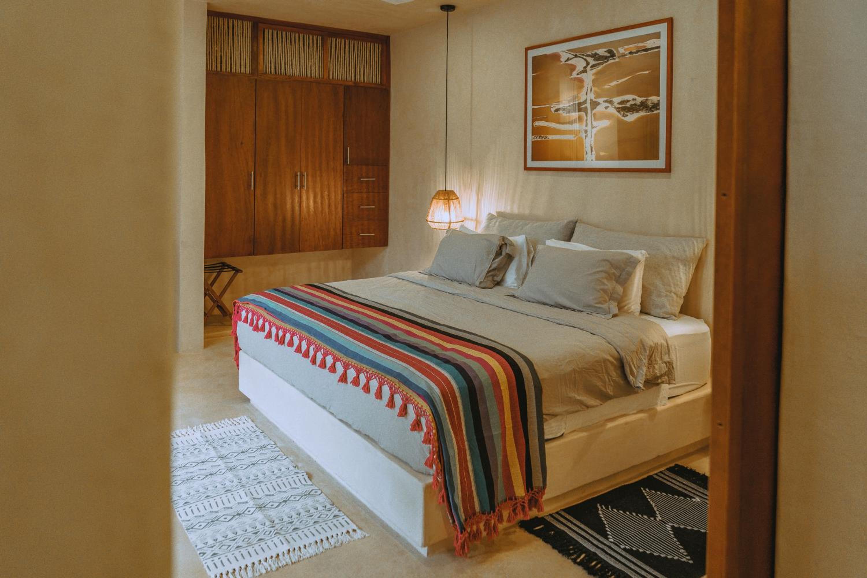 Suite - Photo 16