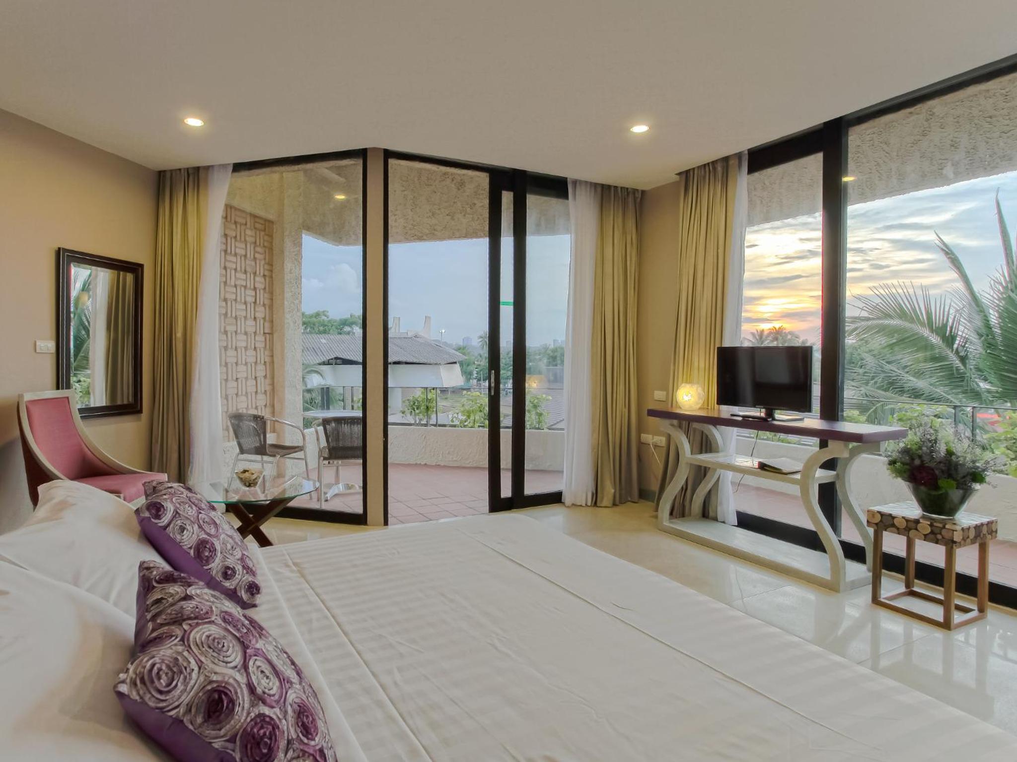 Premier Double Or Twin Room - Main Wing thumbnail 6