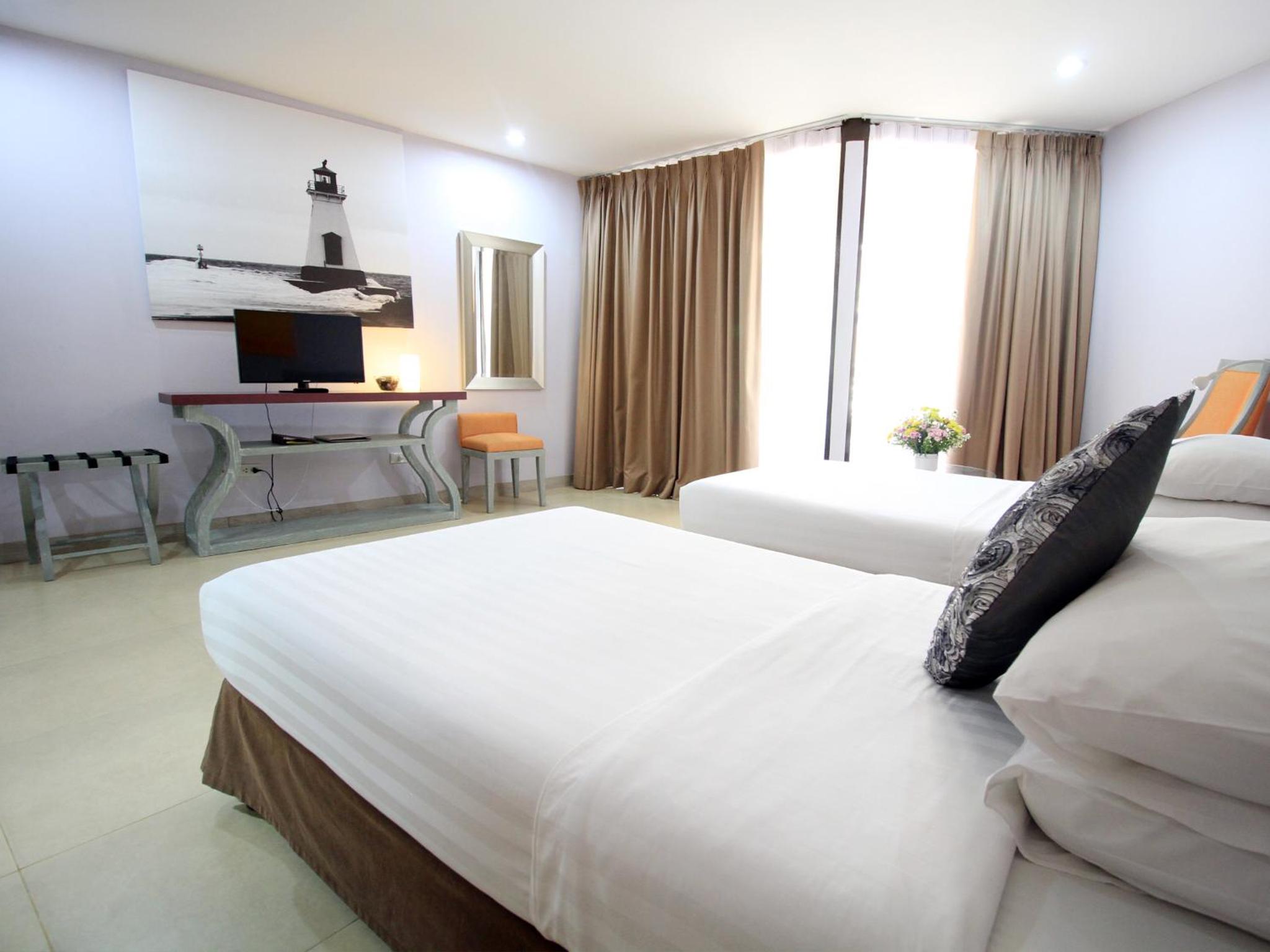 Premier Double Or Twin Room - Main Wing thumbnail 5
