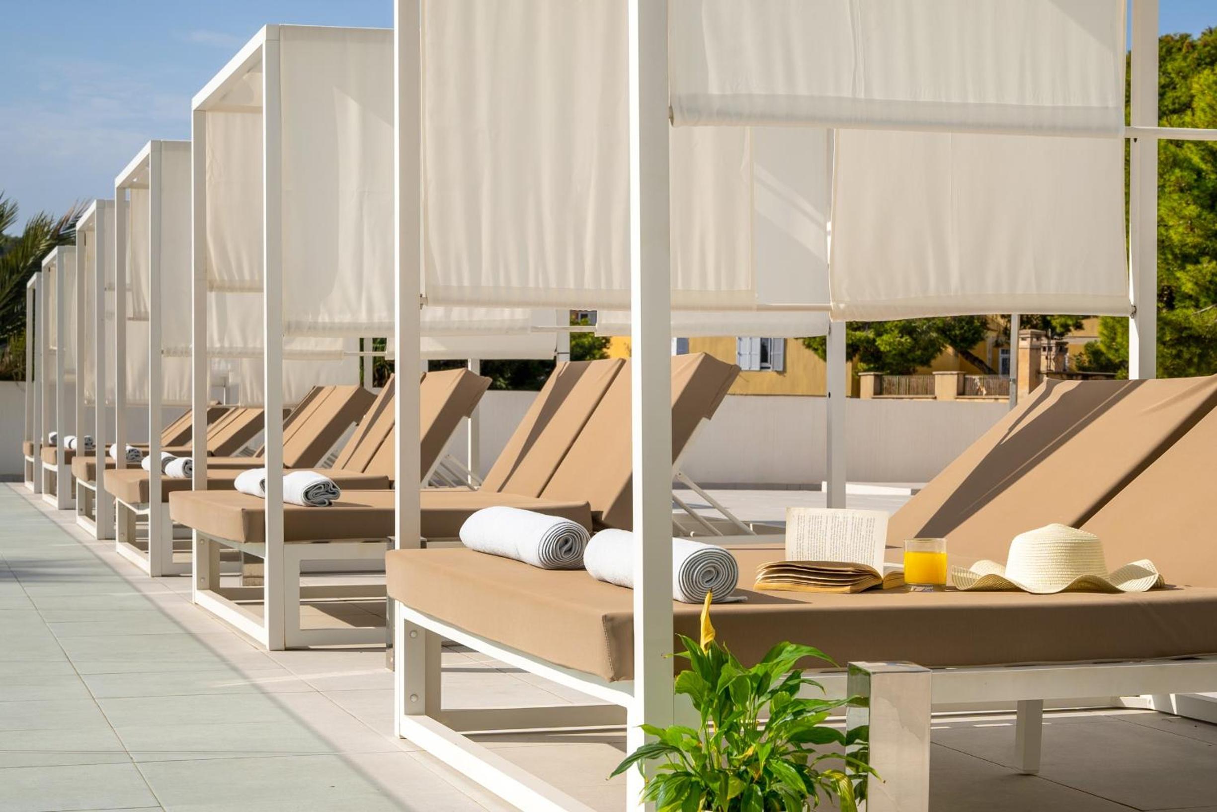 King Room with Private Terrace and Balinese Bed
