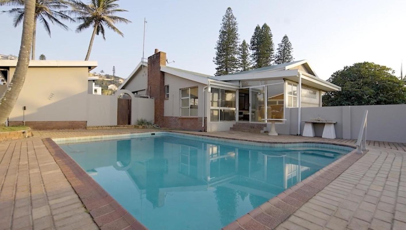 Five-Bedroom House - Photo 5