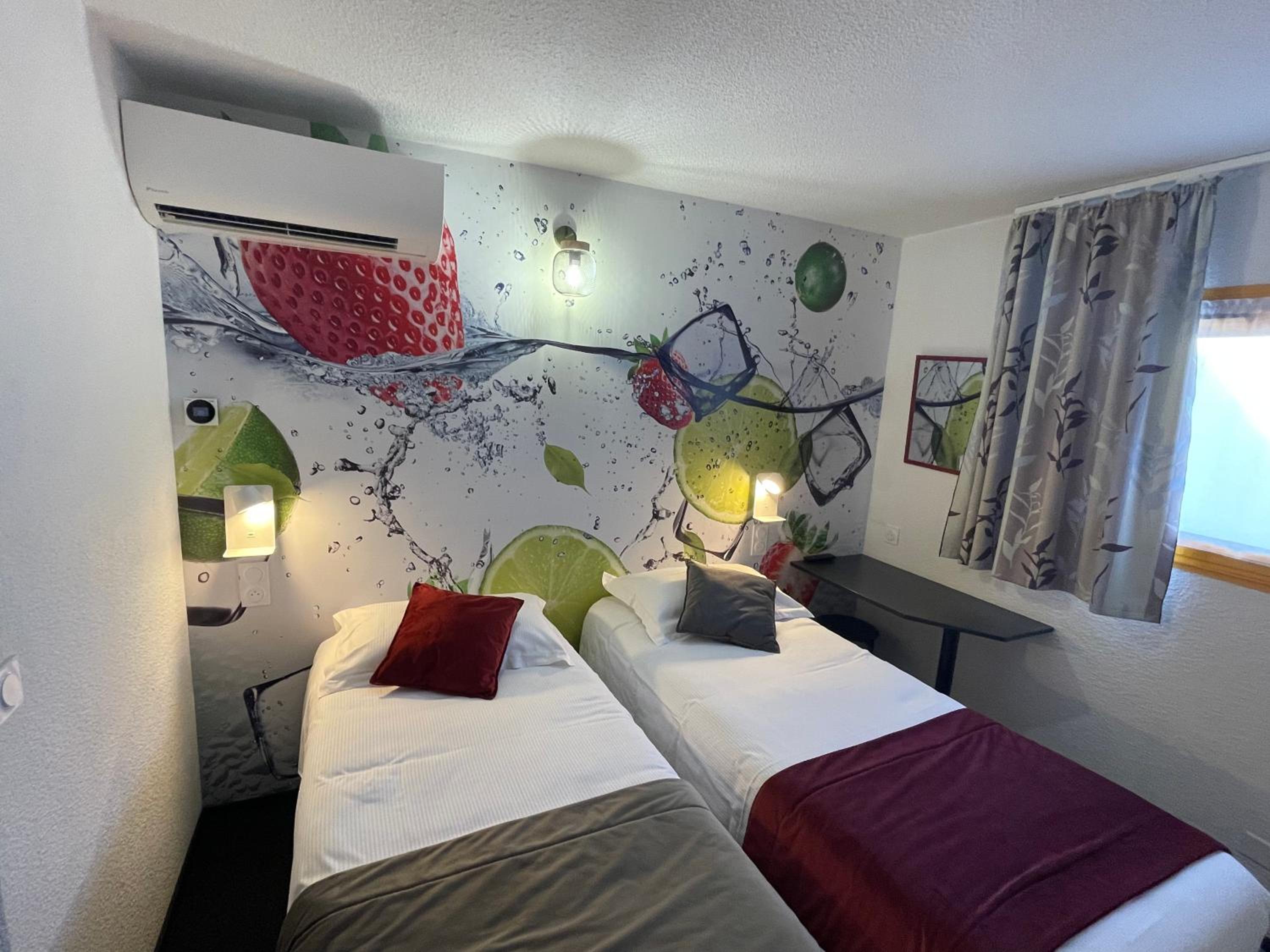 Twin Room - Photo 16