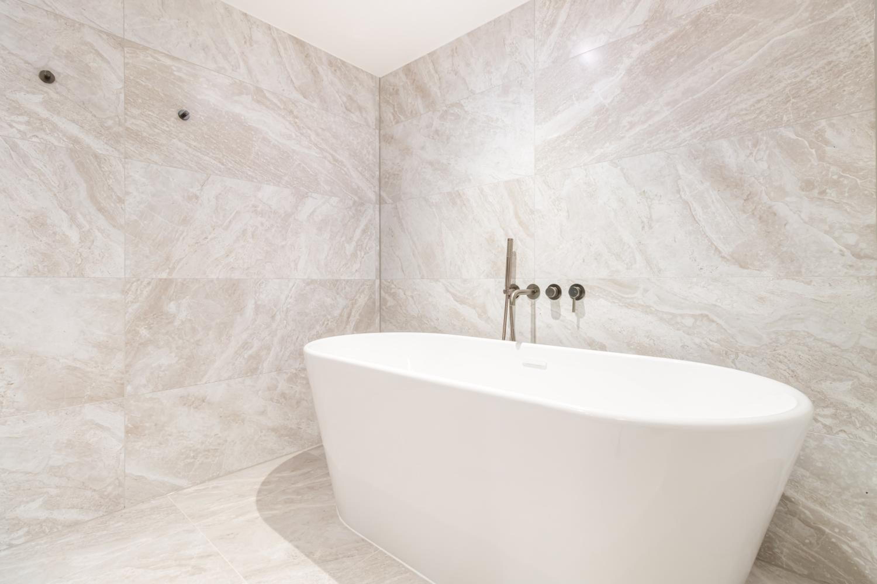 Suite - Photo 10