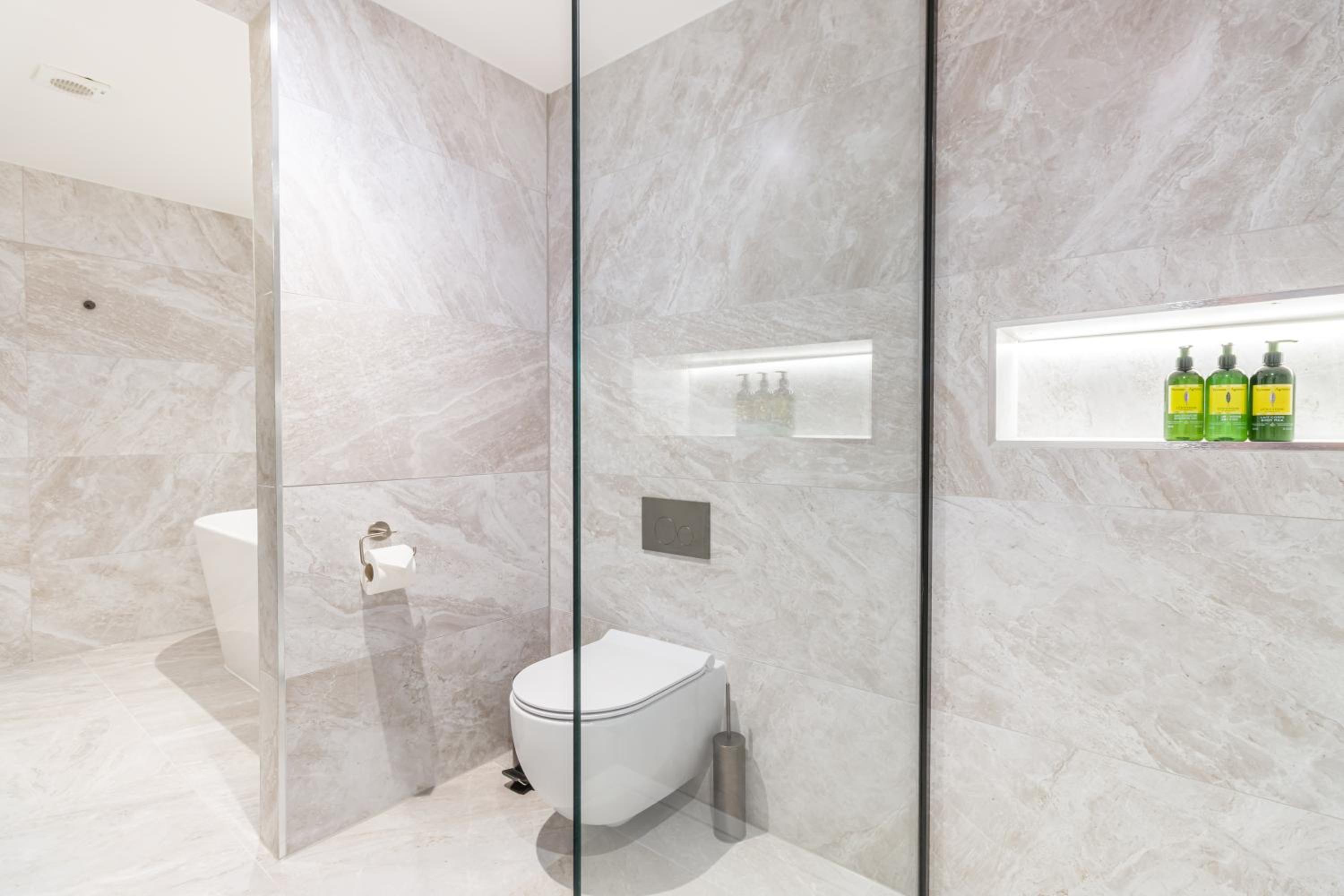 Suite - Photo 11