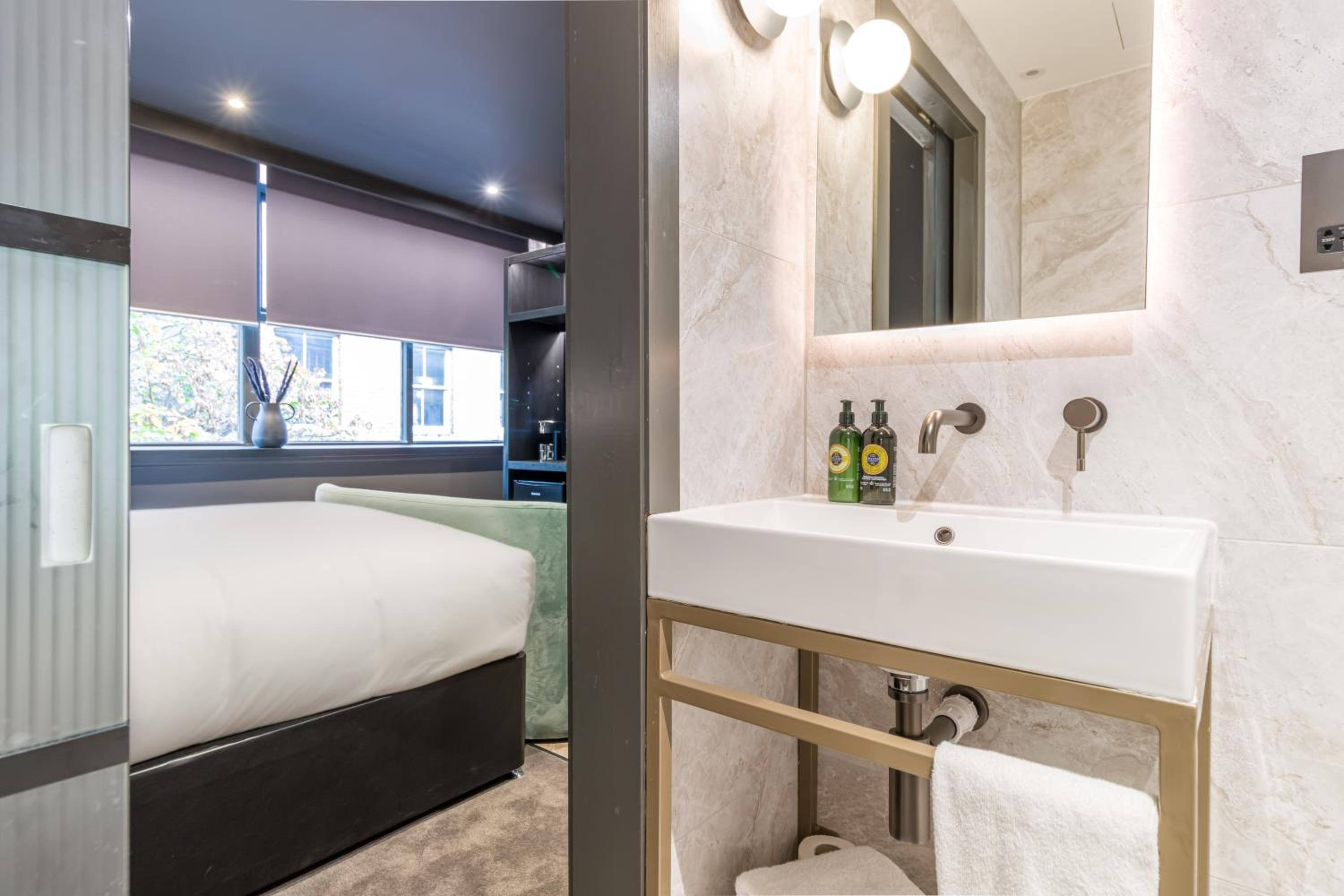 Suite - Photo 25
