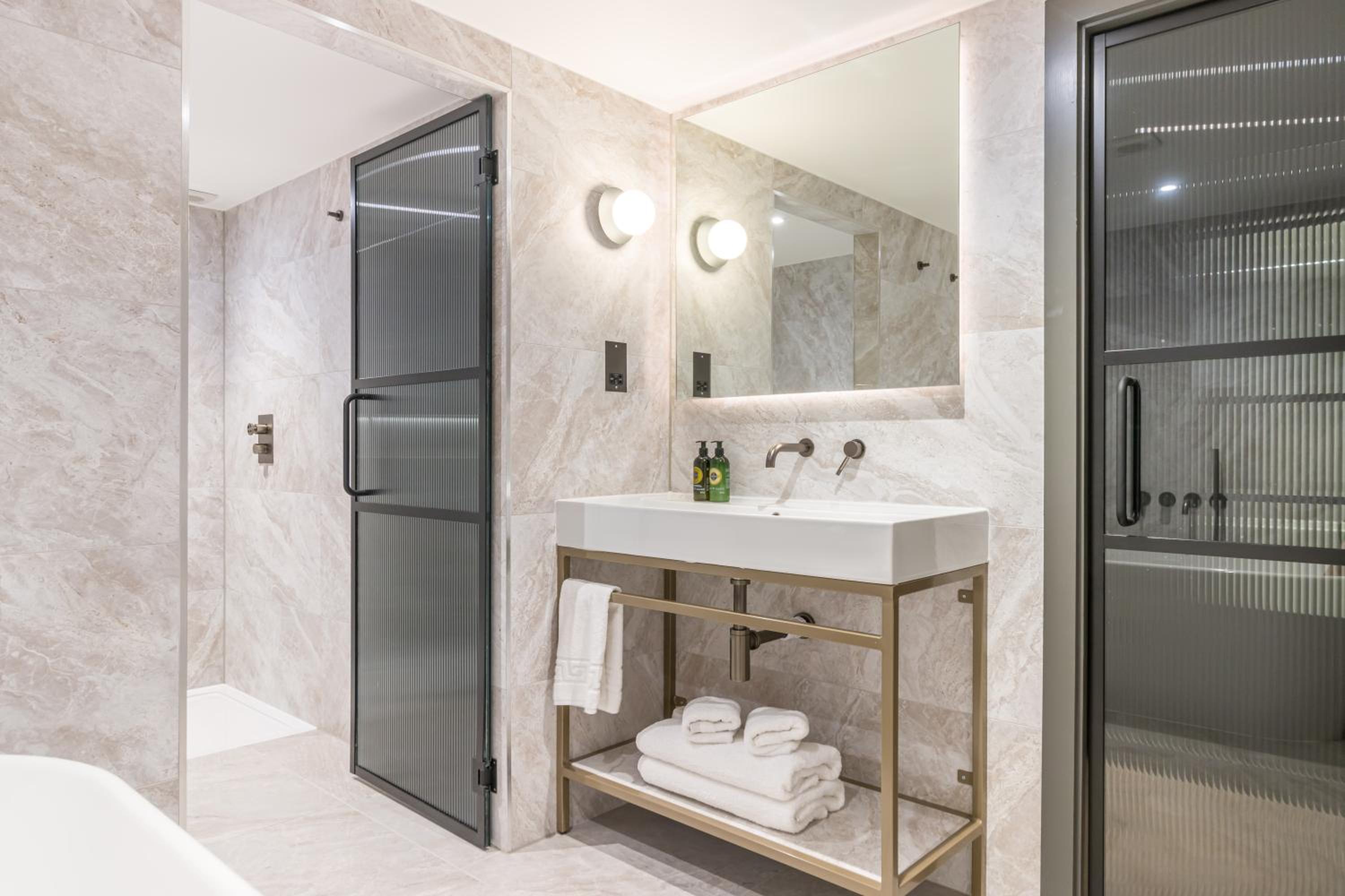 Suite - Photo 12