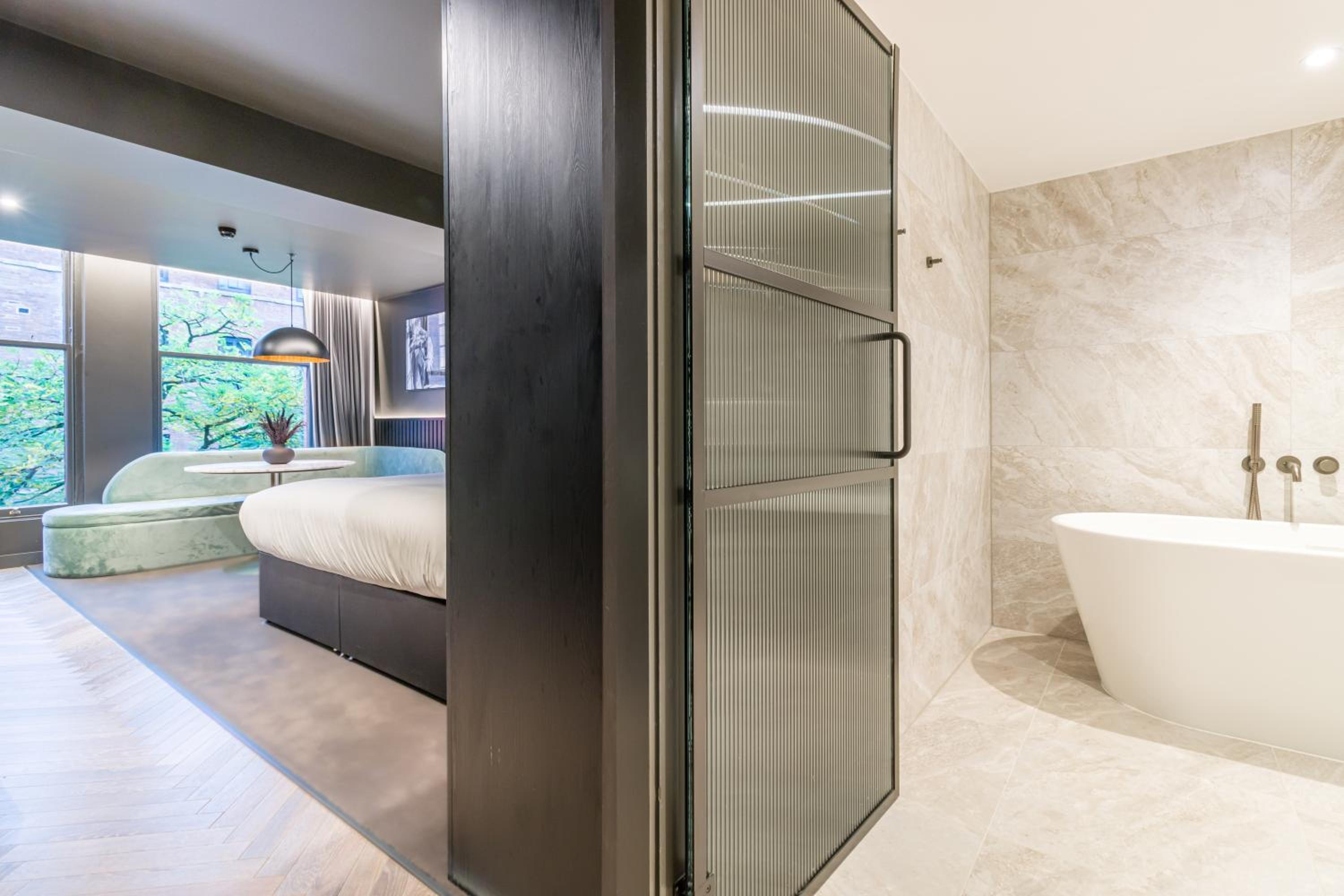 Suite - Photo 13