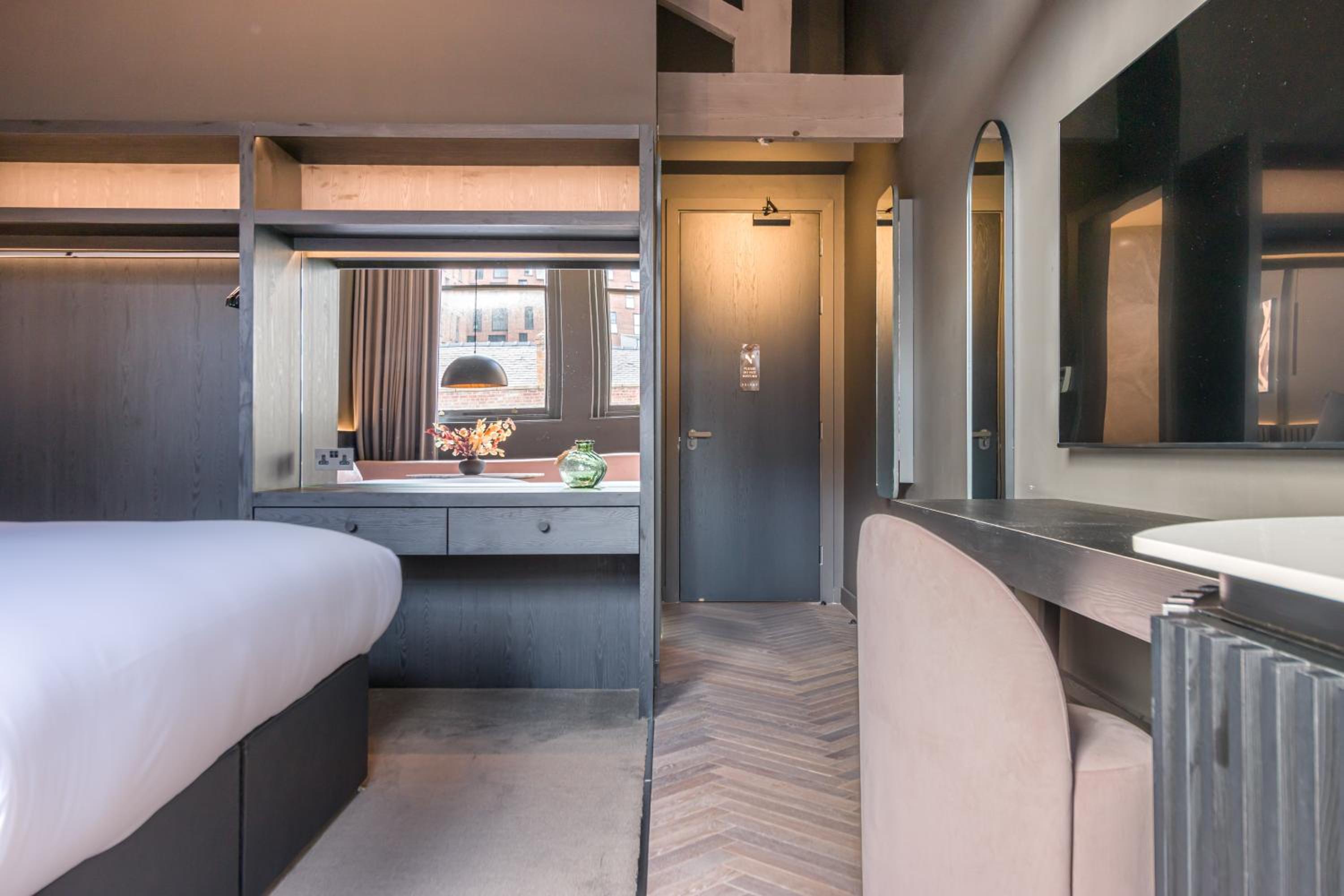Suite - Photo 16