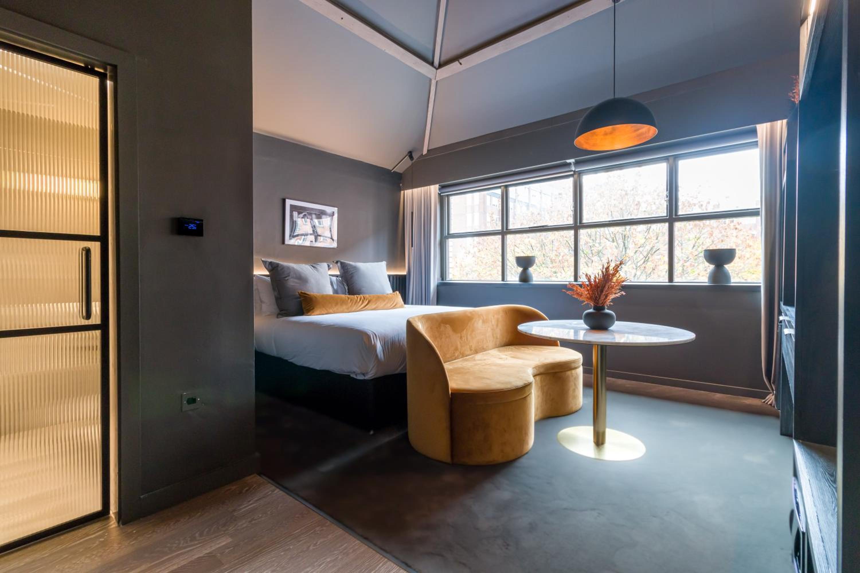 Suite - Photo 18