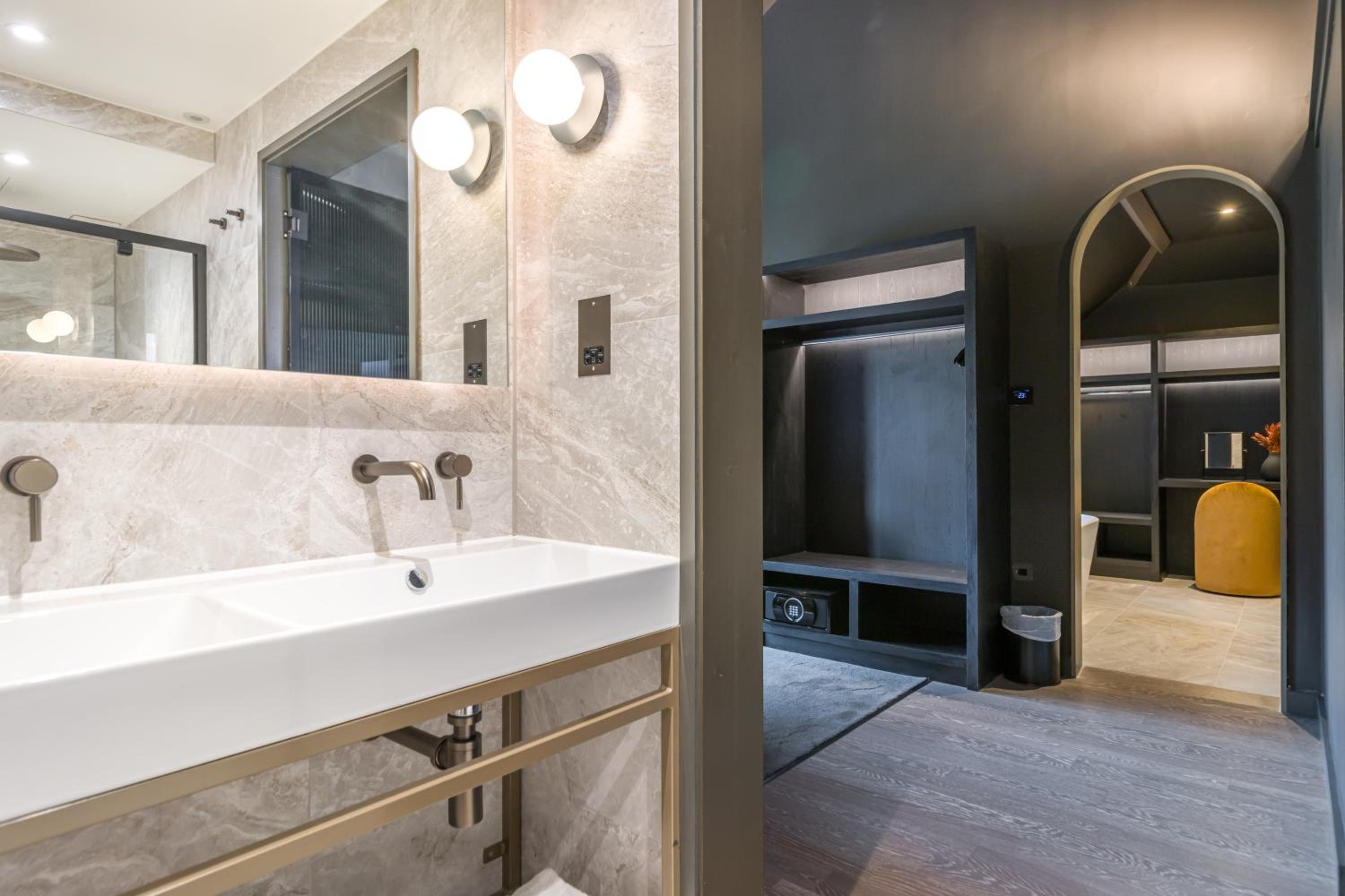 Suite - Photo 19